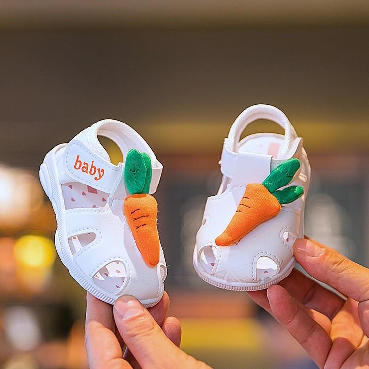 GIÀY SANDAL TẬP ĐI CÓ KÈN ĐÍNH DÂU DỨA CÀ RỐT SIÊU YÊU