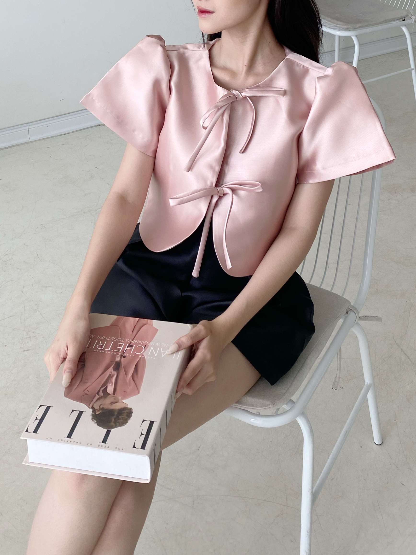 Hình ảnh YU CHERRY | Áo nữ tay phồng thiết kế có cột nơ trước ngực Puka Tie Top YA433