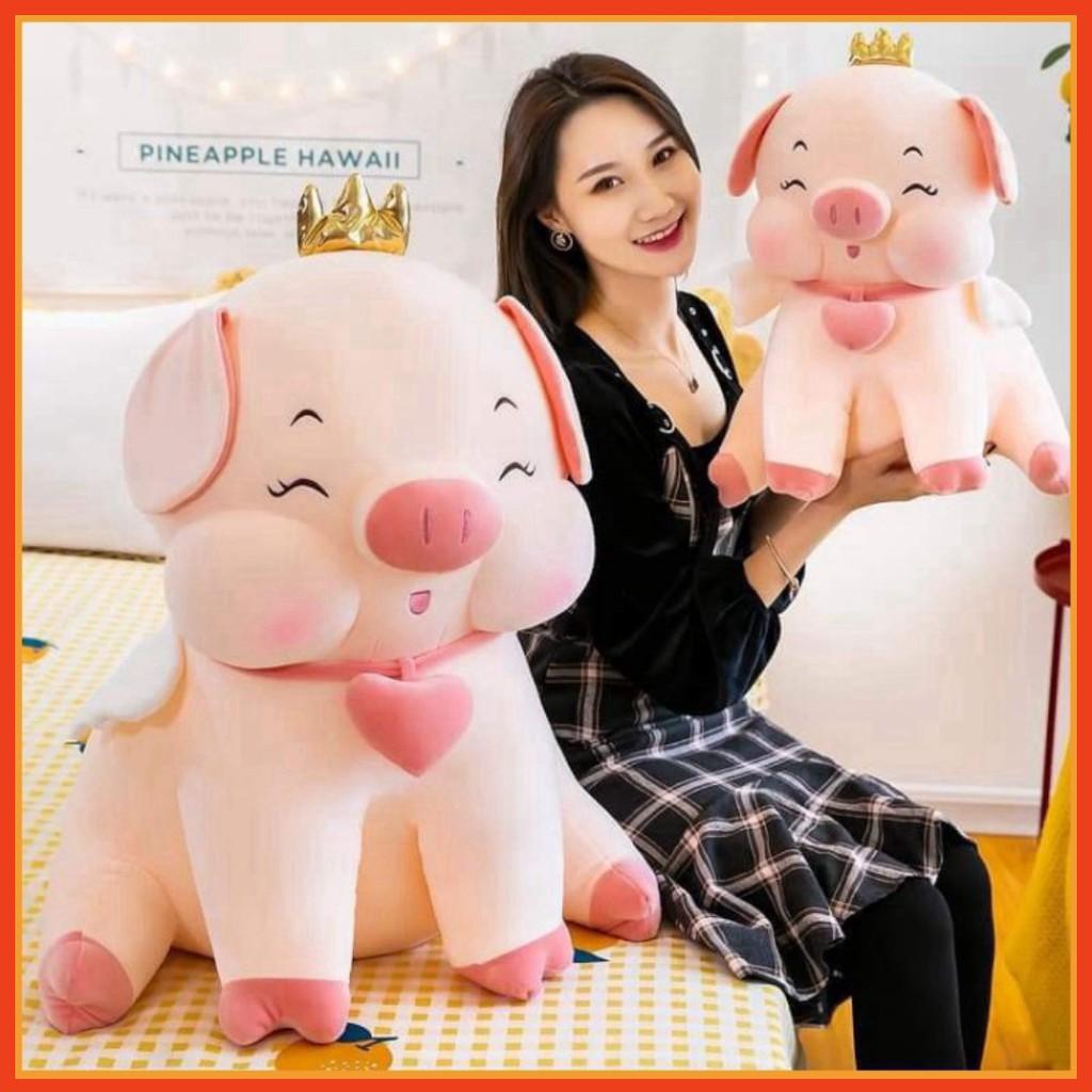 Gấu Bông Heo Ngồi Vương Miện Đeo Chuông Tim, Lợn Bông Mềm Mịn Nhập Khẩu Cao Cấp Quà Tặng Ý Nghĩa Cho Bé Và Người Thân