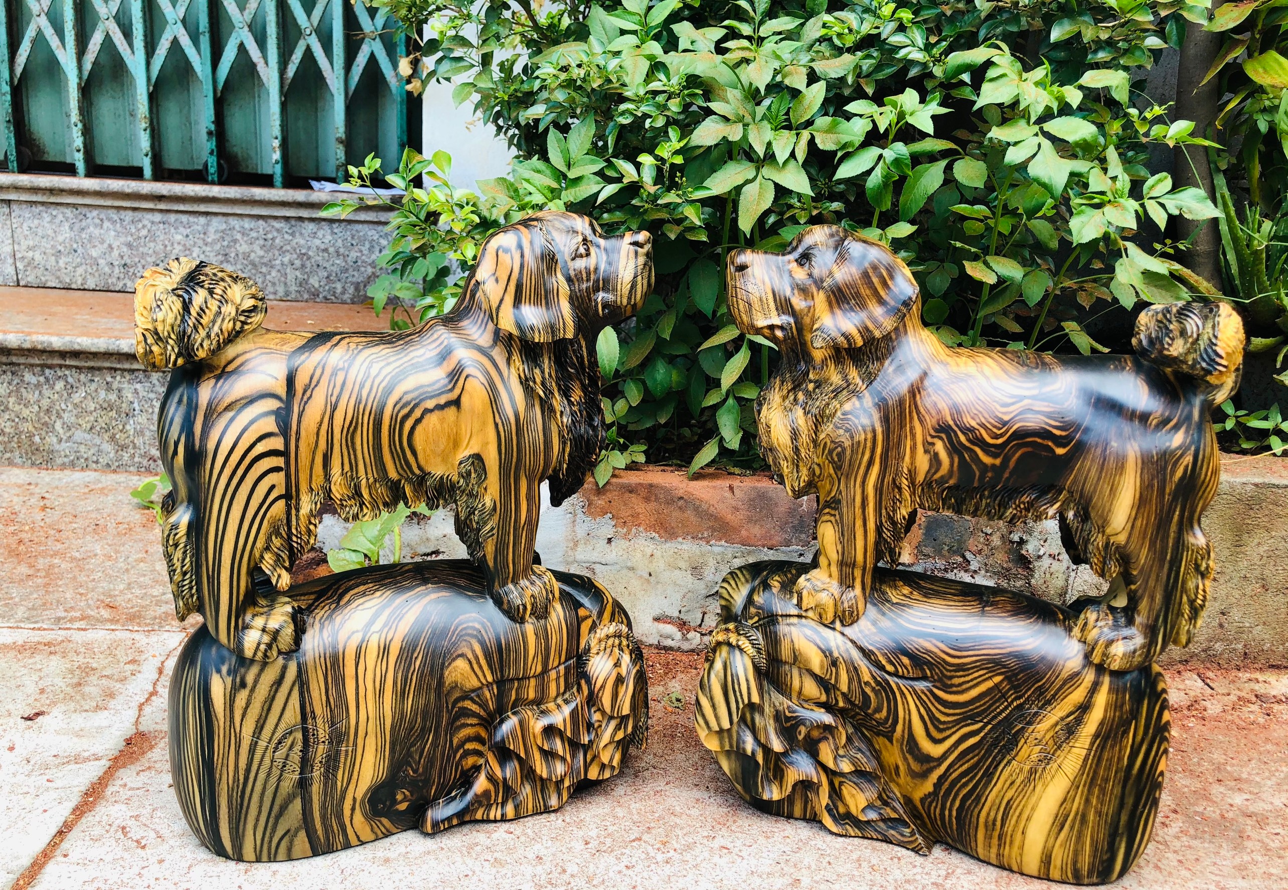 Tượng con chó phong thủy tài lộc bằng gỗ mun hoa đẹp long lanh kt cao 38×32×15cm chưa kệ chân kỷ