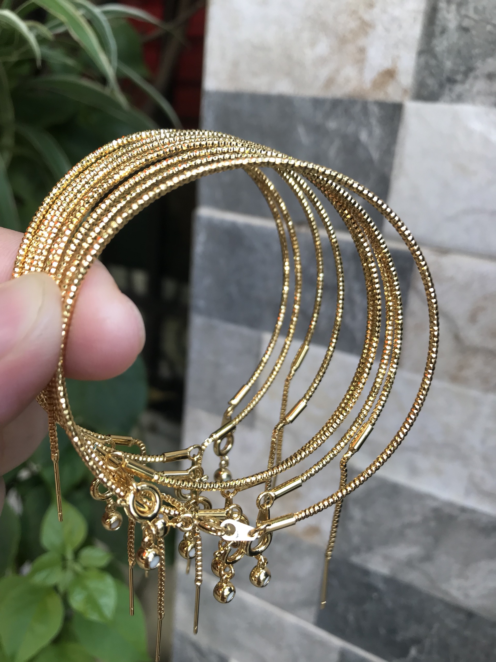 Vòng tay nữ mạ vàng các Chị về phối với hạt charm của mình đeo tay xinh lắm  ạ