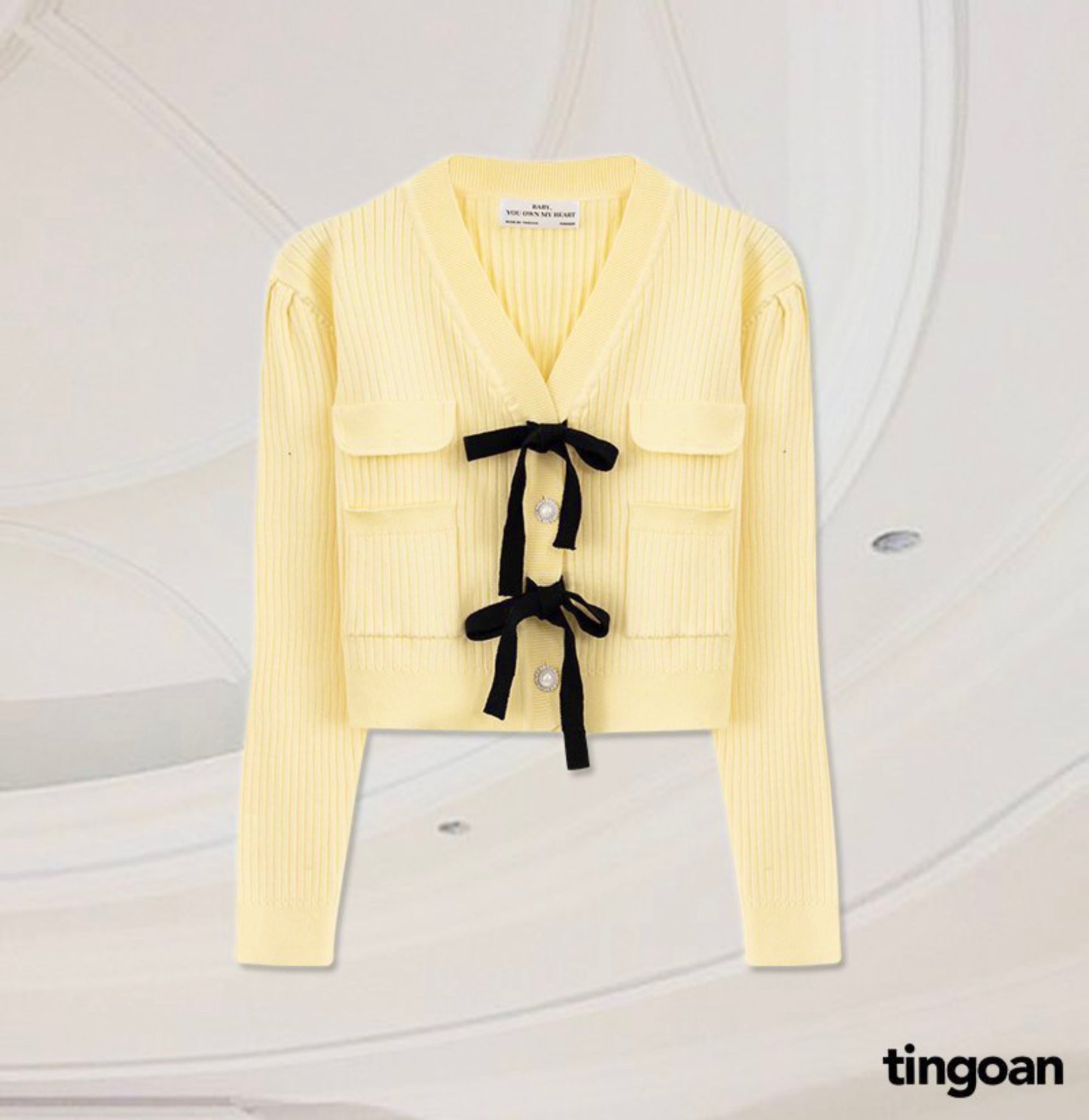 Áo len vàng dáng lửng đính 2 nơ đen cúc ngọc tingoan LOVE YOU VERY MUCH TOP/YL