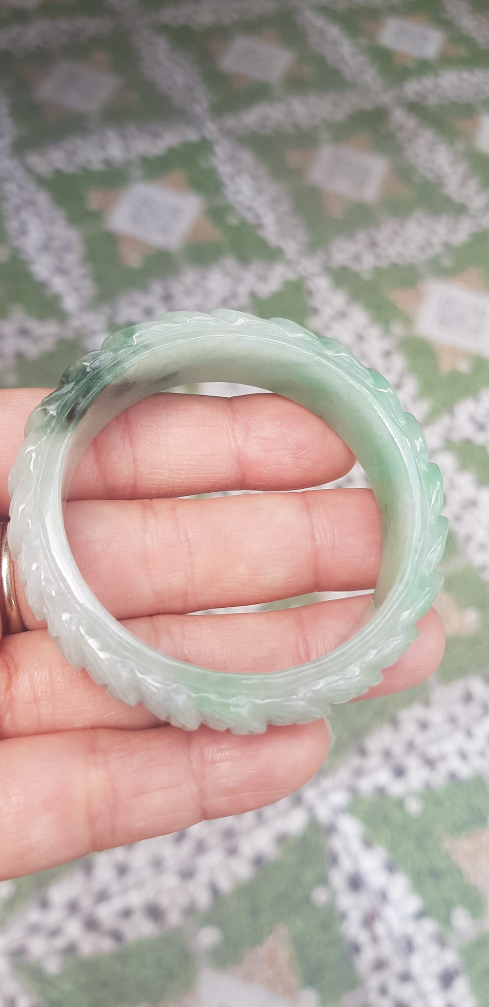 Vòng tay đá ngọc Cẩm Thạch dãy Đồng Tiền Tự nhiên Size 48mm x cao 13mm x dầy 7mm Màu trắng bóng ngọc ngà điểm xanh nhẹ đẹp may mắn tài lộc Nữ mệnh kim mệnh thủy tay nhỏ 35kg - 48kg đeo ạ
