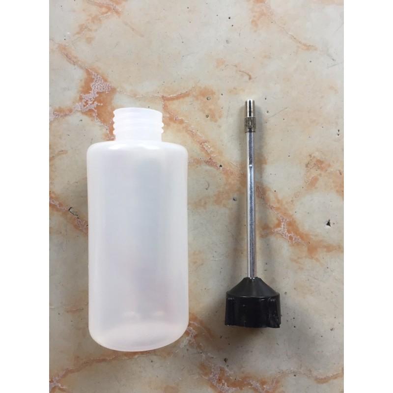 BÌNH TRA CHÂM NHỚT ĐẦU VỊT NHỚT RA BĂNG KIM LOẠI , BÌNH CHÂM DẦU MÁY CÓ CHIA VẠCH. Dung tích 120ml.