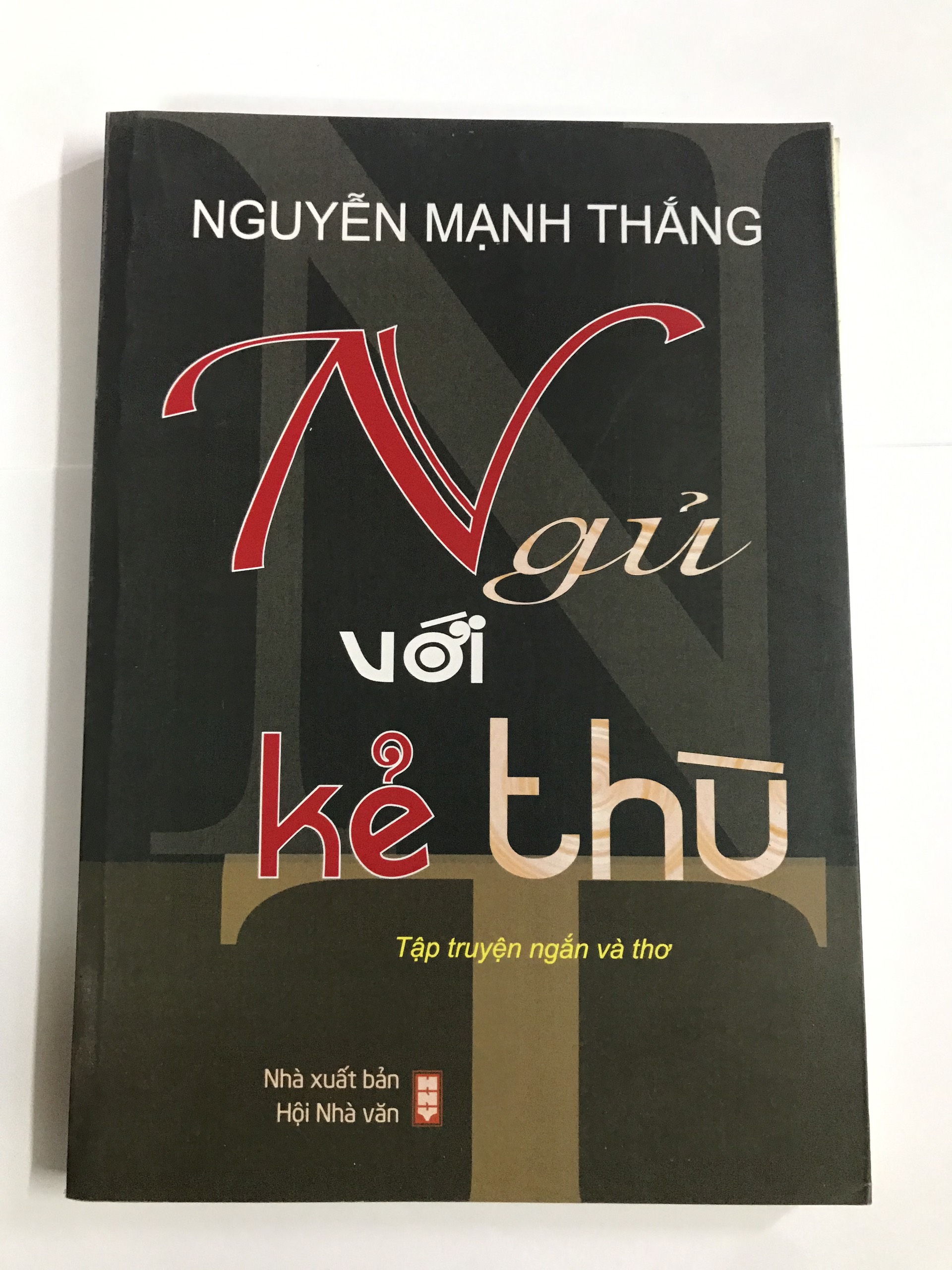 Ngủ với kẻ thù (truyện ngắn và thơ)