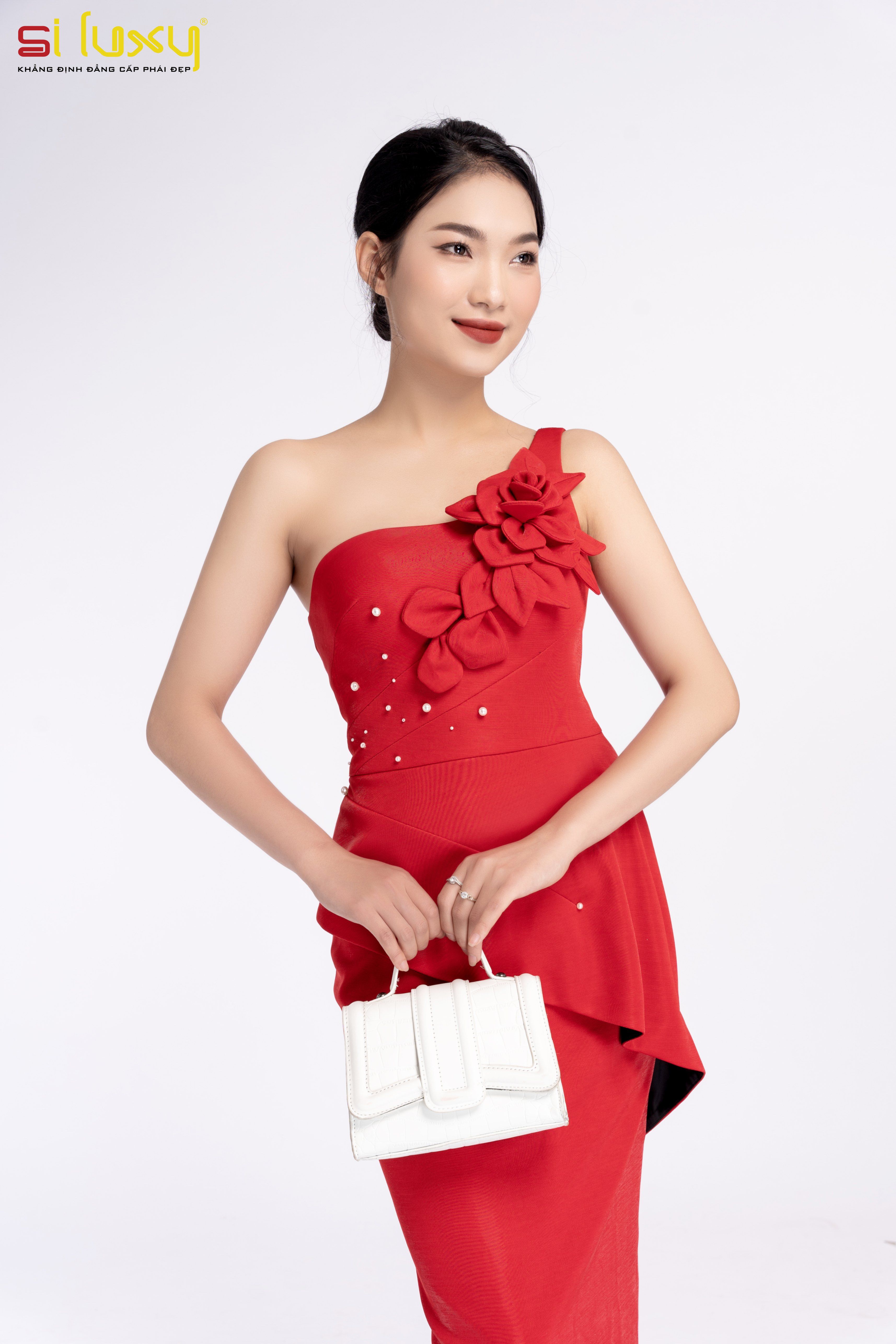 Đầm đỏ lệch vai dự tiệc thiết kế cao cấp Siluxy dáng ôm peplum che khuyết điểm phần eo vài hở đính hoa 3D thủ công H3- 32
