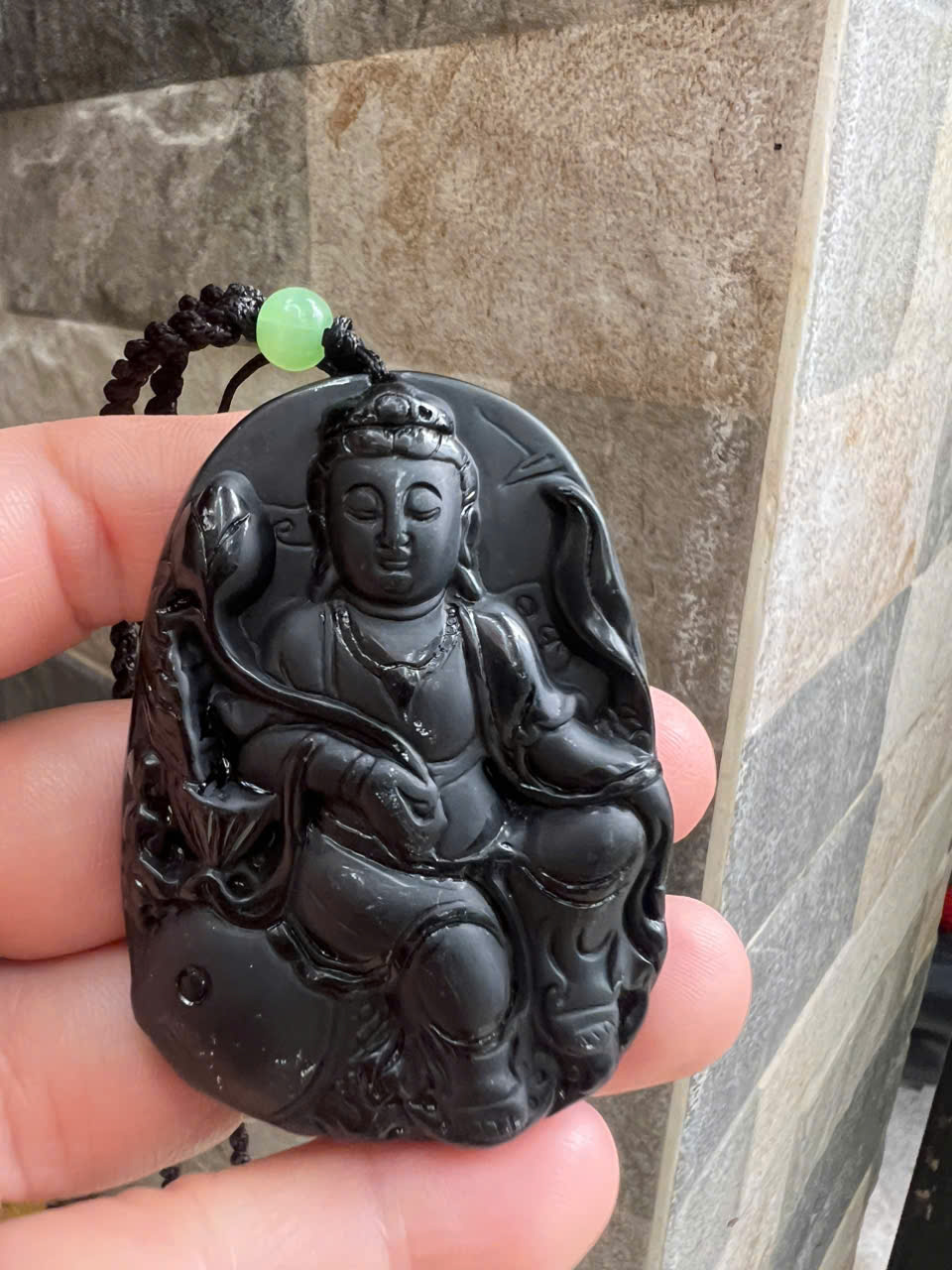 Mặt Dây Chuyền Nam Phật Quan Âm Cưỡi Cá Chép Đá Mã Não Đen Size To Cao 60mm Ngang 43mm Dầy 13mm ạ