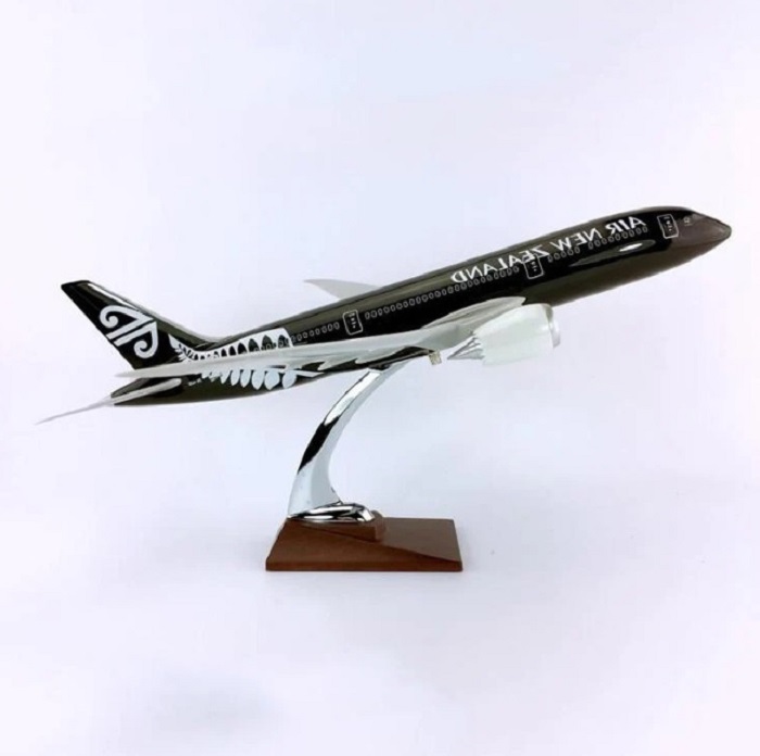 Mô hình máy bay Air Newzealand B777 có bánh xe và led (màu đen) 47cm