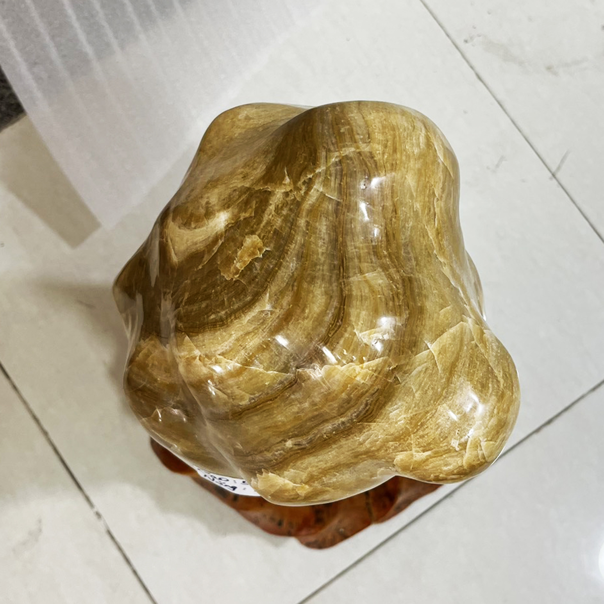 Trụ đá, cây đá phong thủy tự nhiên màu vàng nâu cao hơn 55 cm, nặng hơn 35 kg cho mệnh Kim và thổ đá canxite