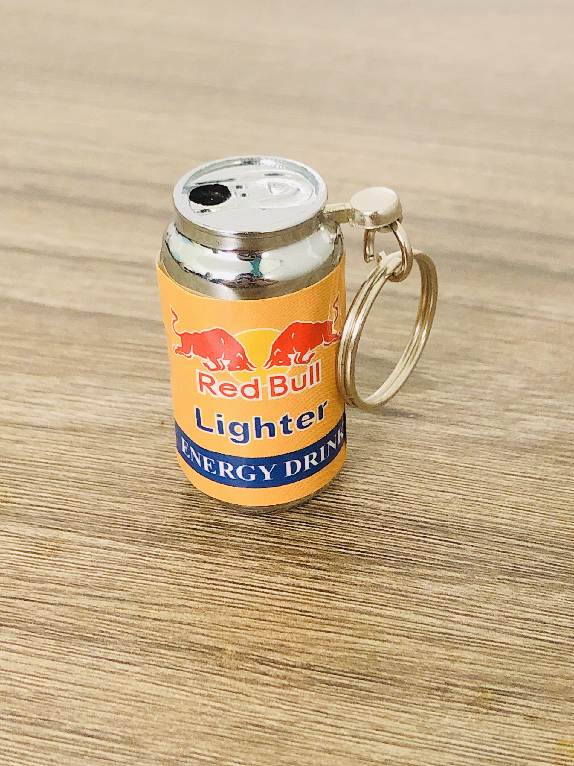 Hột quẹt bật lửa móc khóa hình lon nước Red Bull dễ thương