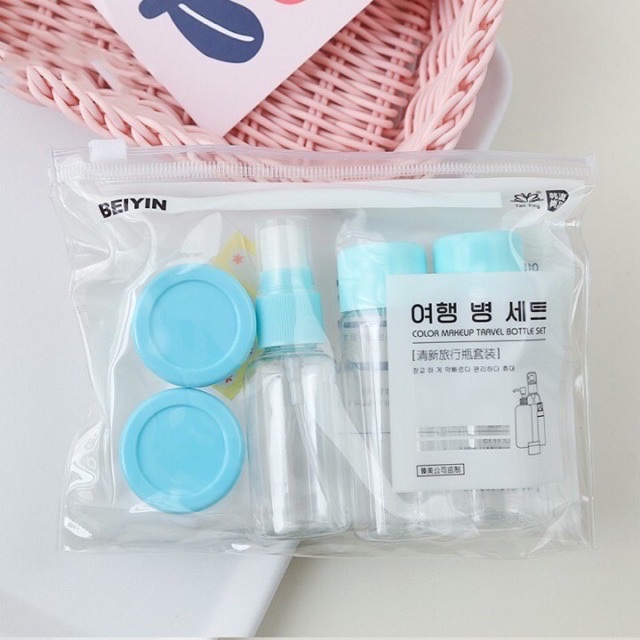 Set  chiết mỹ phẩm 5 -7 món với nhiều kích thước khác nhau ,kèm bộ nhãn dán ghi chú trên chai lọ  ,có  túi zip tiện dụng nhỏ gọn dễ dàng mang theo du lịch dã ngoại