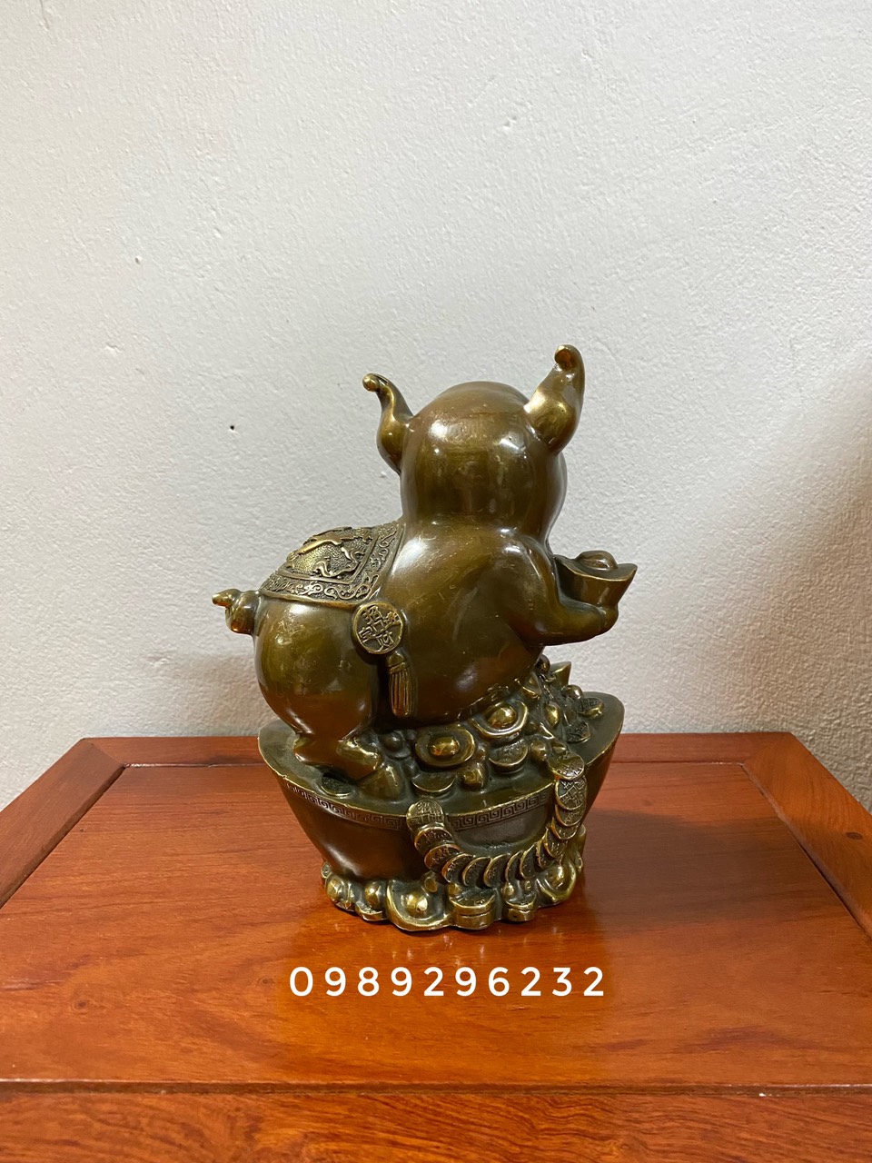 Tượng Heo ngồi thỏi vàng bằng đồng