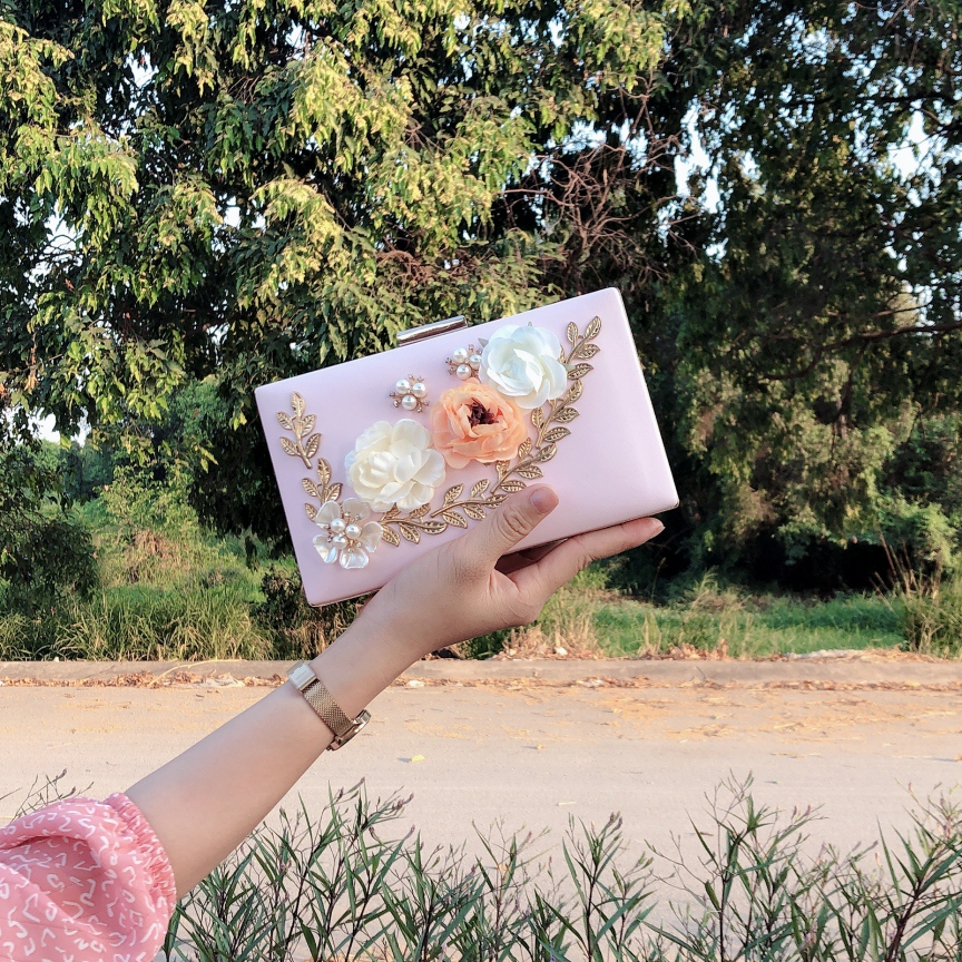 Ví dự tiệc cưới, kiểu ví họa tiết hoa lá, thường thấy ở tiệc cưới, sự kiện, có nút gài kim loại, hàng hiệu, sang trọng, đẳng cấp