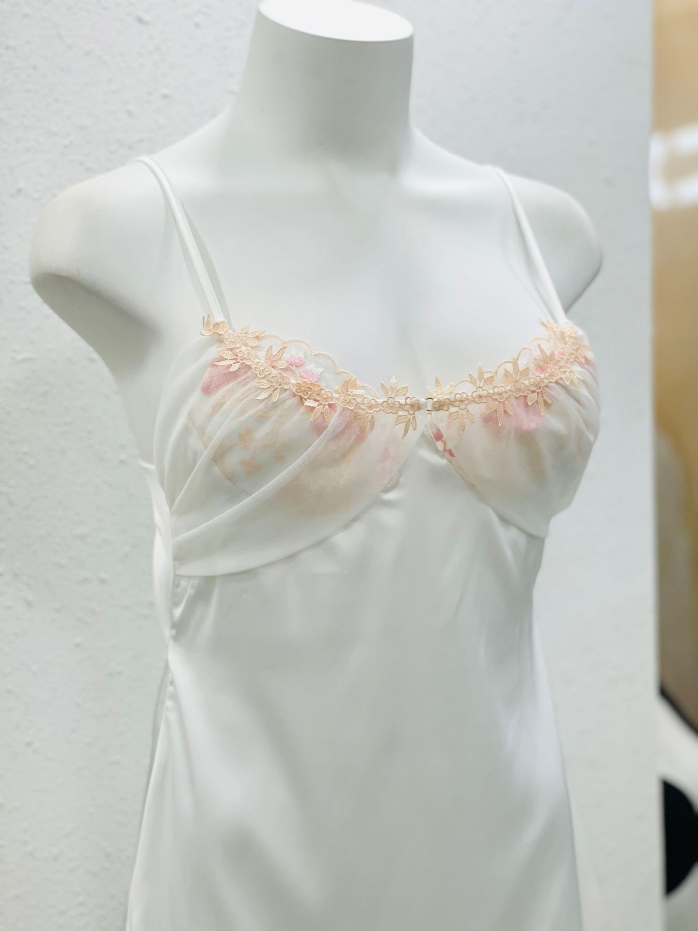 Váy ngủ sexy gợi cảm đồ ngủ dây vai và lưng đều có khoá tuỳ chỉnh - chất lụa mềm mại xẻ tà 2 viền ren gợi cảm_DN19
