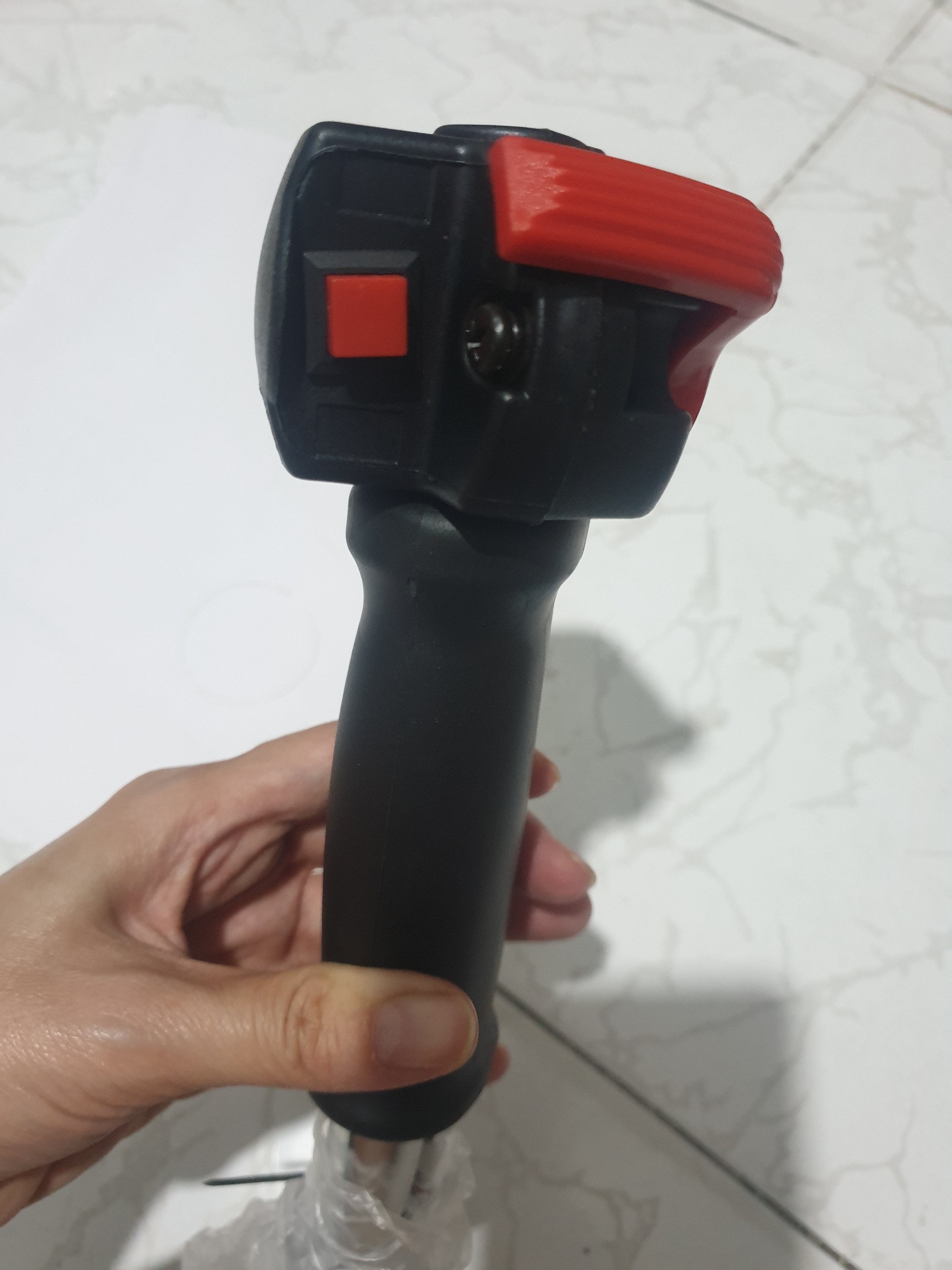 TAY LÁI CÓ CÔNG TẮC DÙNG CHO MÁY CẮT CỎ BÌNH XĂNG DƯỚI. . KIỂU CẦN GẠT