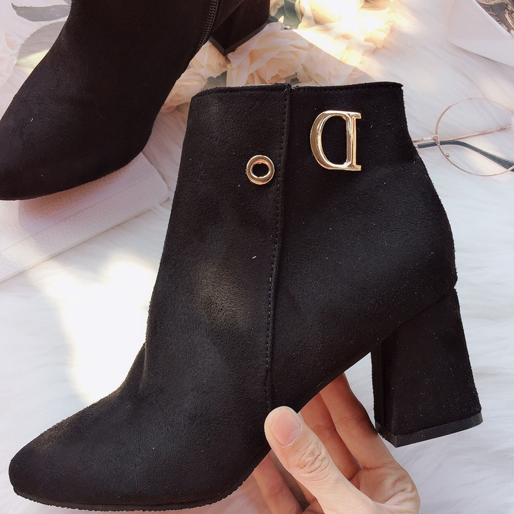 Boots/Bốt Nữ Cổ Thấp Da lộn Khoá Cạnh Tag Chữ D o (Mã 668) Kèm Tất Gấu