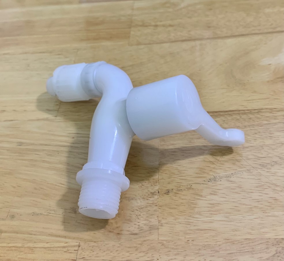Vòi nước nhựa trắng