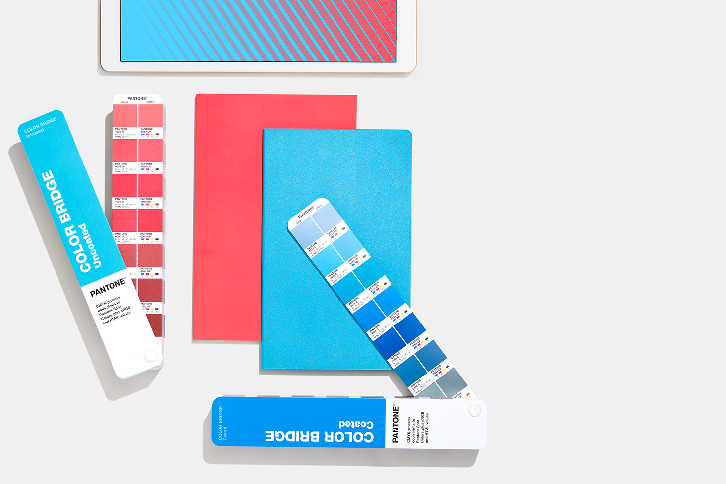 Bộ 2 thanh bảng màu Pantone C U Color Bridge GP6102A phiên bản năm 2020 Coated Uncoated 2,139 màu Solid, CMYK, HTML, RGB dành cho ngành thiết kế đồ họa nhập khẩu từ PANTONE LLC Mỹ