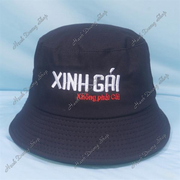 Nón tai bèo mũ bucket vành nhỏ thêu chữ Xinh gái không phải cãi - Đen