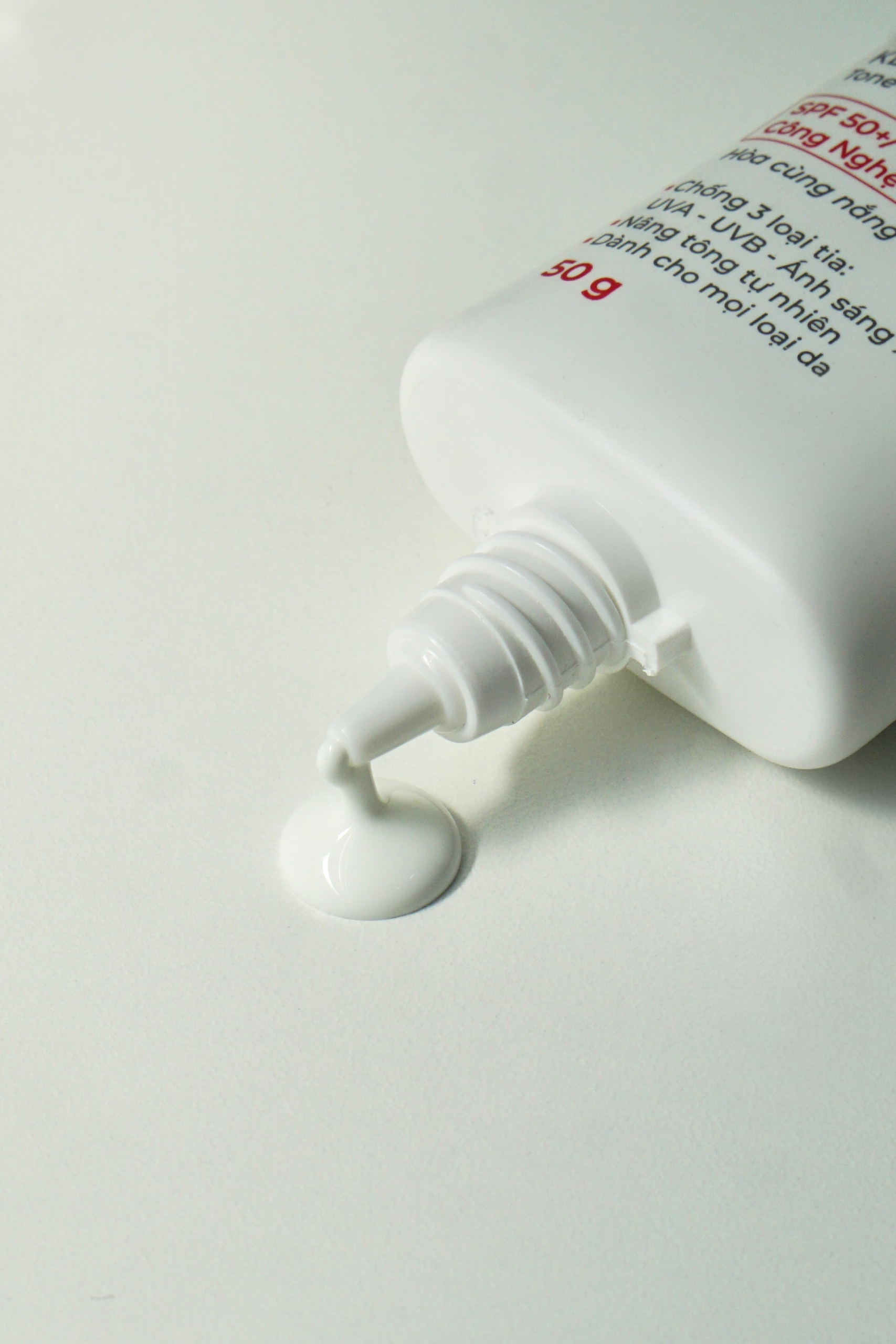 Kem chống nắng Sắc Ngọc Khang 50g giúp chống nắng hiệu quả với chỉ số SPF50, PA++++