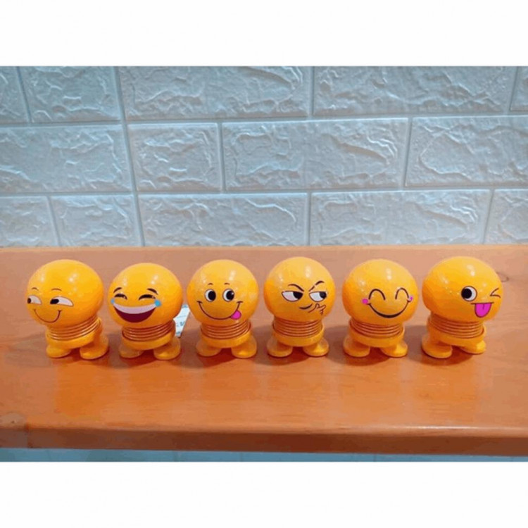 12732 HÌNH EMOJI BIỂU CẢM HÀI HƯỚC LẮC ĐẦU NGỘ NGHĨNH Kích thước: Cao 7cm - Rộng 5cm Body: EMOJI Toàn màu vàng hết EMOJI được làm từ chất liệu nhự cao cấp an toàn không độc hại. Chân emoji có lớp keo giúp cố định chắc chắn trang trí xe hơi xe máy bàn làm việc ... Đầu với thân liên kết với nhau bằng lò xo giúp đầu lắc lư ngộ nghĩnh mỗi khi có tác động lực rất nhỏ. Emoji lò xo ngộ nghĩnh, trang tríxe hơi, để trên bàn làm việc... Đủ bộ Emoji lò xo độc đáo, được chọn Emoji yêu thích Có miếng dán 3M để được ở mọi vị trí Món đồ chơi tiêu khiểu giúp giải tỏa căng thẳng, tạo tiếng cười sảng khoái Dùng để ở bàn làm việc, bàn học, trang trí xe hơi,... Sản phẩm hot nhất mùa hè năm 2019 Sưu tập đủ bộ Emoji lò xo siêu đáng yêu của vinet shop