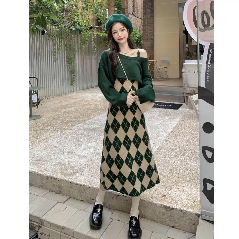 SET ĐẦM SUÔNG DÀI TRƠN DÂY SÁT NÁCH + ÁO CROPTOP RỘNG TRƠN XANH LÁ TAY DÀI DẠO PHỐ DỰ TIỆC GIÁNG SINH NOEL