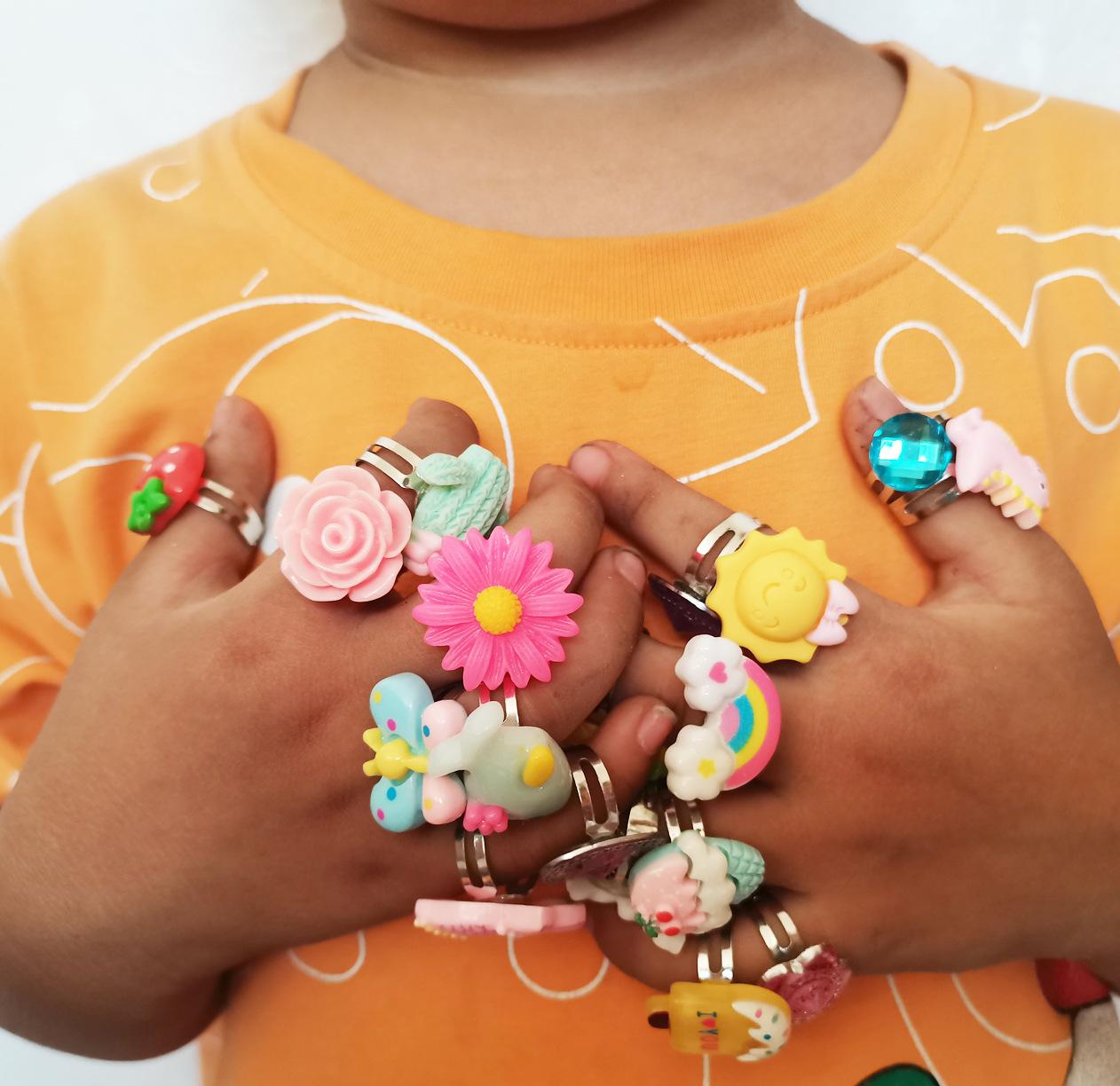 Nhẫn ngọc cho các cô gái nhỏ trong hộp, các cô gái chơi trang sức và neo