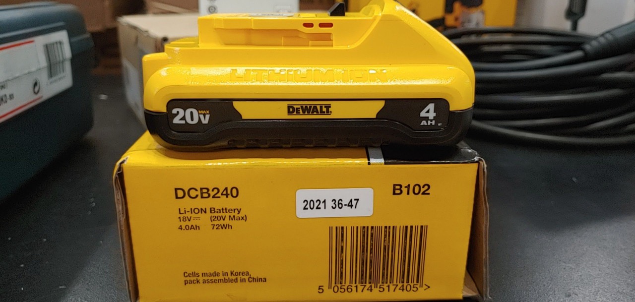 CHÍNH HÃNG - Pin 20V 4.0Ah DeWalt DCB240 Phiên Bản Mới , Bản Mỏng