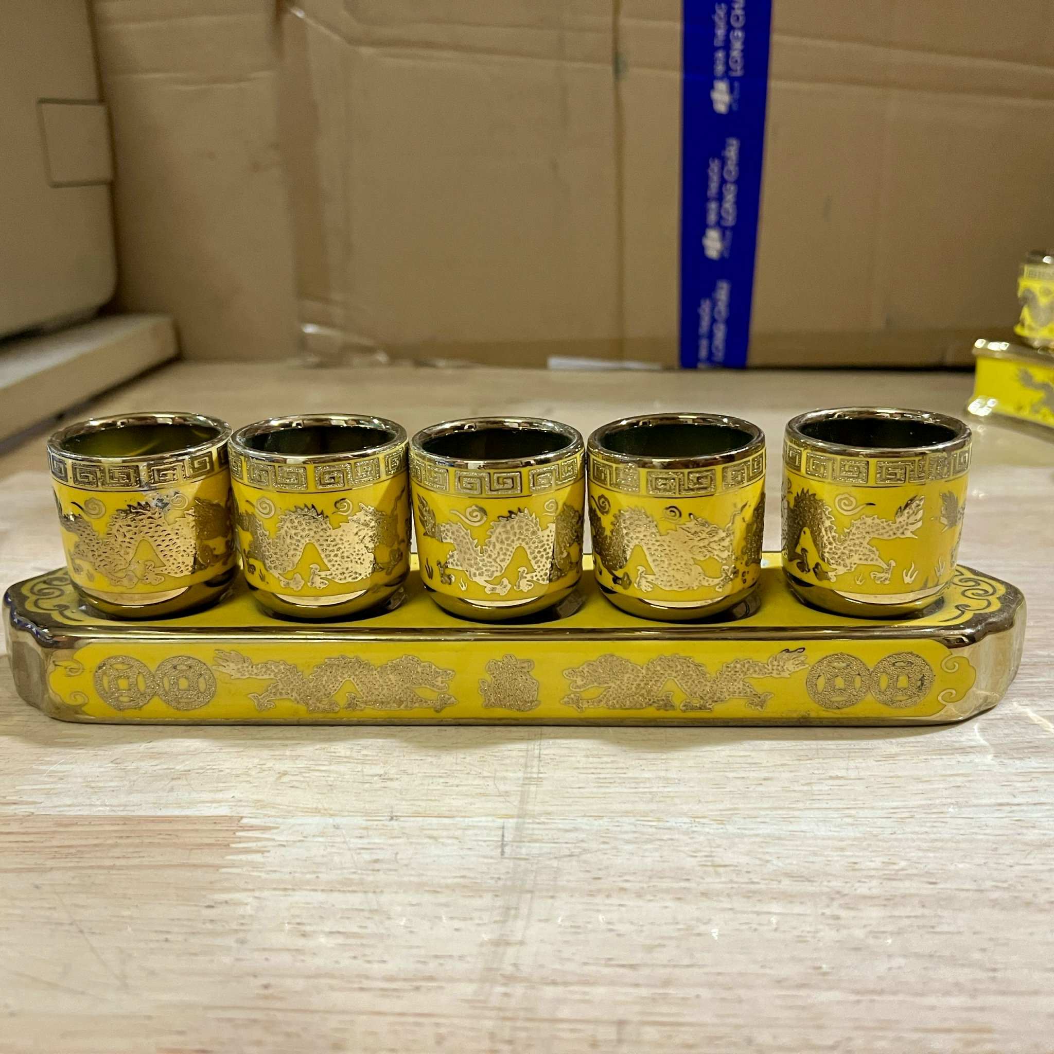Chum nước thờ ,áng nước sứ vàng 3D bộ 5 ly