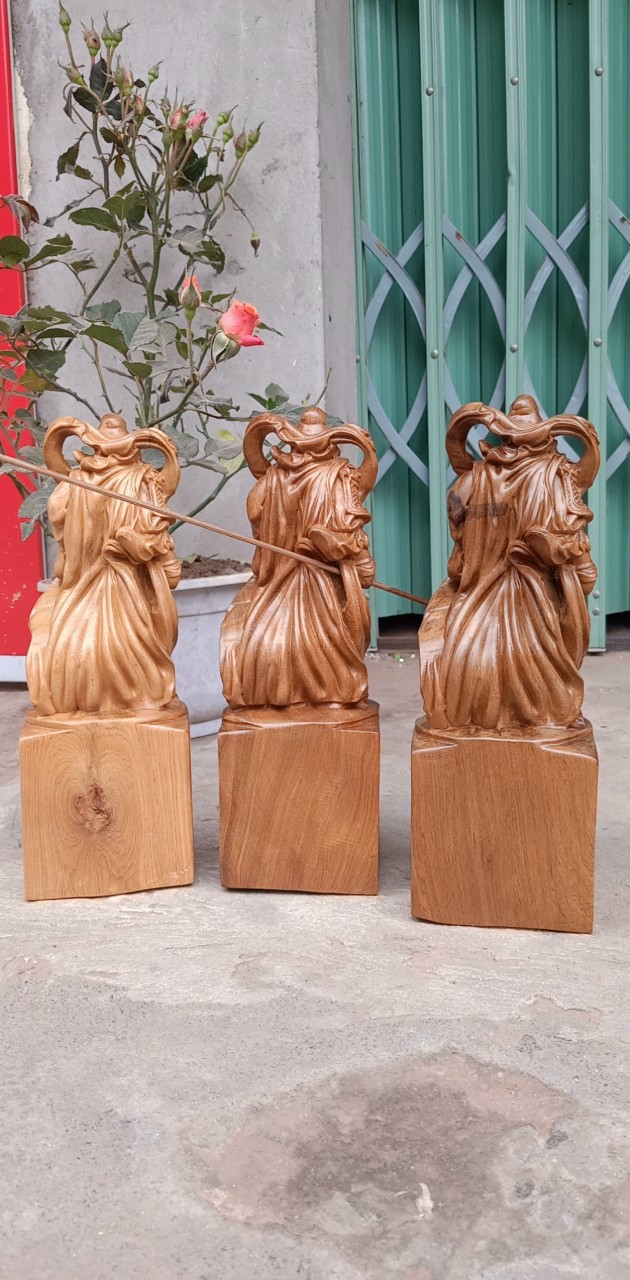 Tượng quan công cầm đao trấn ải bằng gỗ bách xanh thơm nức kt cao 30×10×9cm