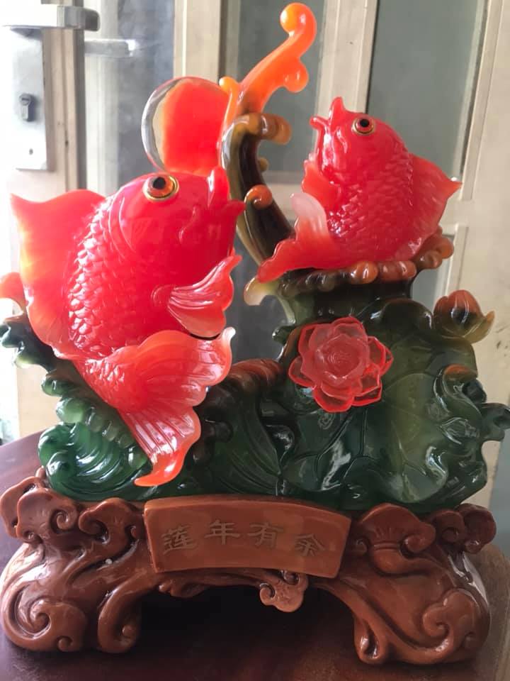 Tượng 2 Cá Chép Đỏ Ngồi Vẫy Đuôi đế gỗ có hoa sen đồng tiền ở trên may mắn tài lộc ý nghĩa có cá có tiền Size 36cm x đk 30cm x Sâu 17cm hợp mệnh hoả mệnh thổ ạ