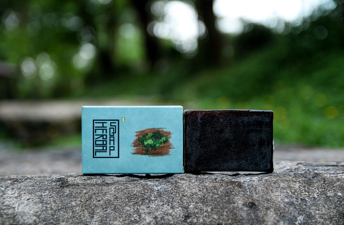 Xà bông Sinh Dược Herbal soap cao tắm thảo dược, xà bông cục handmade 100gr, mẫu bao bì vẽ mộc, mùi tinh dầu đặc trưng của Sinh Dược, làm sạch hiệu quả với da dị ứng và mẫn ngứa.