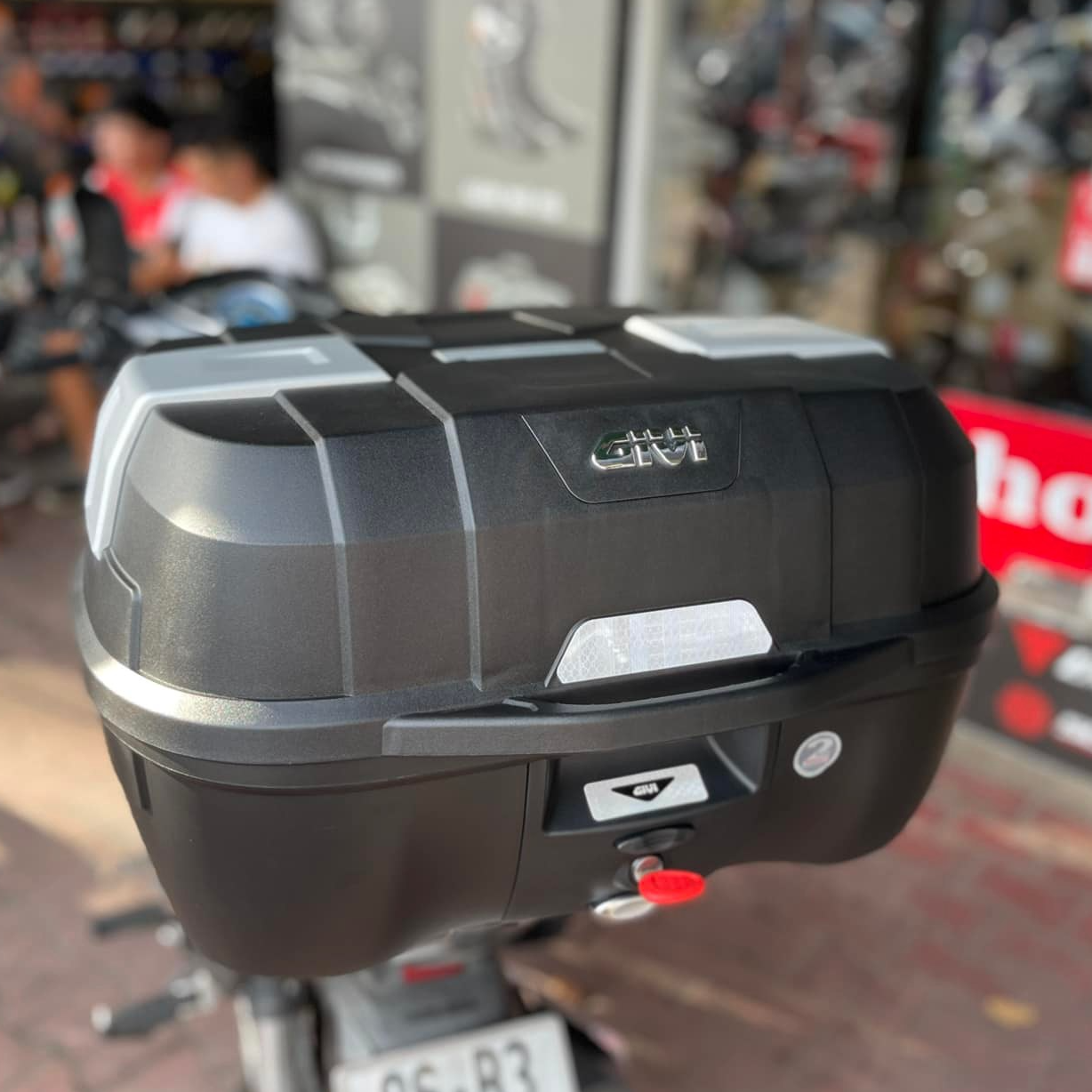 Thùng sau GIVI E45NM dung tích 45 lít kèm sẵn đế hàng chính hãng tiện lợi chở đồ