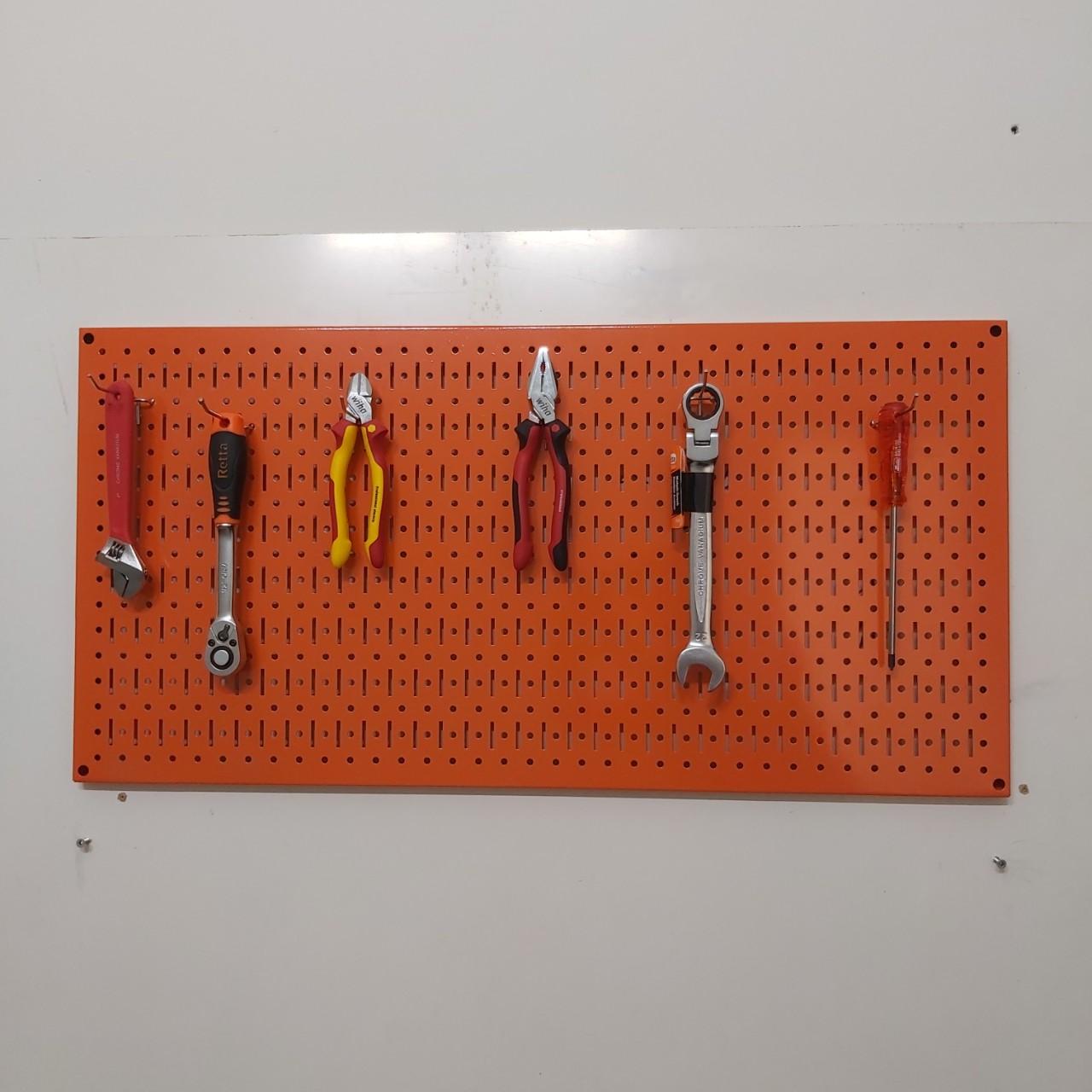 Tấm vách lưới pegboard màu cam kèm phụ kiện treo tường