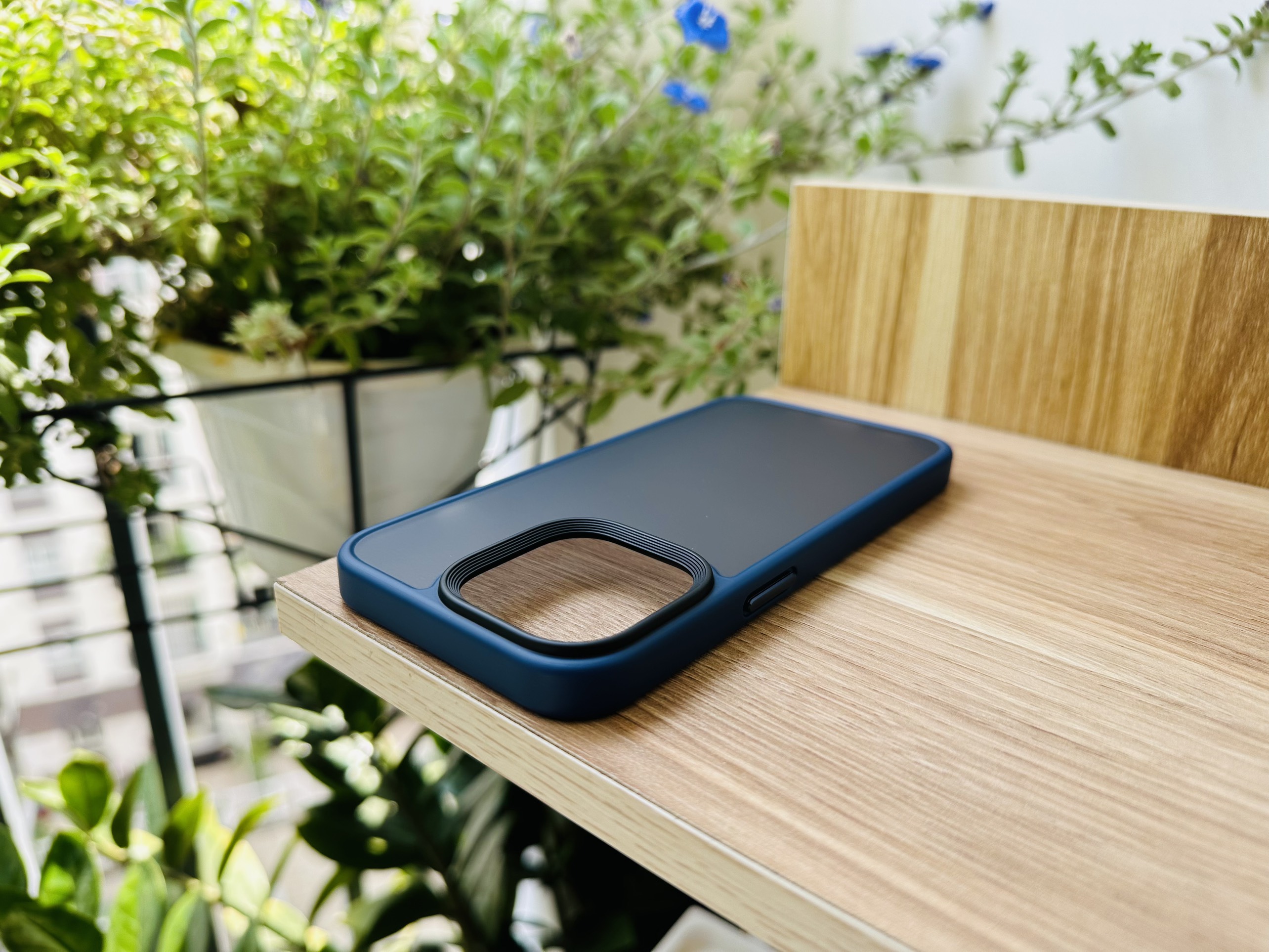 Ốp lưng dành cho  iPhone 13 Pro Likgus lưng nhám viền màu- Hàng chính hãng