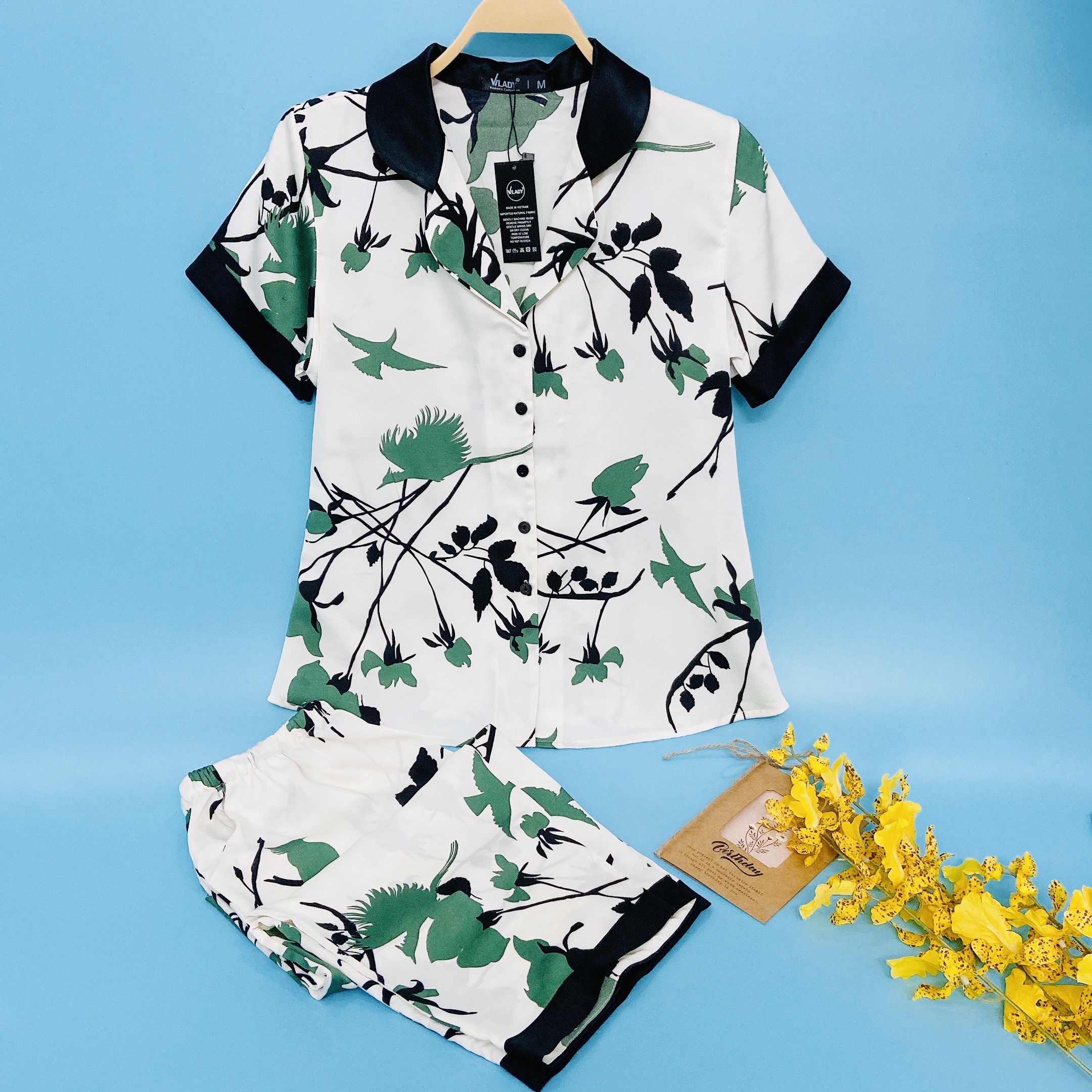 Bộ đồ Pyjama nữ, đồ mặc nhà lụa VILADY - B143 Quần Lửng Tay Cộc Họa Tiết Chim Màu Xanh, chất liệu lụa Pháp