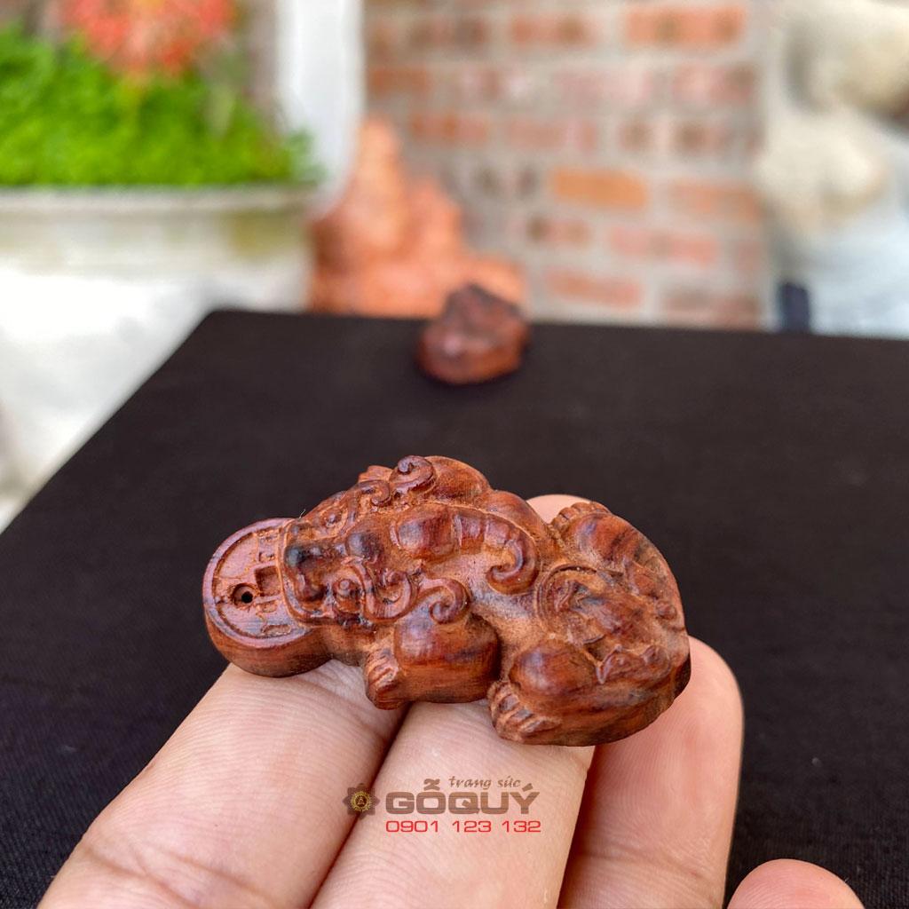 Mặt dây chuyền Tỳ hưu gỗ trắc