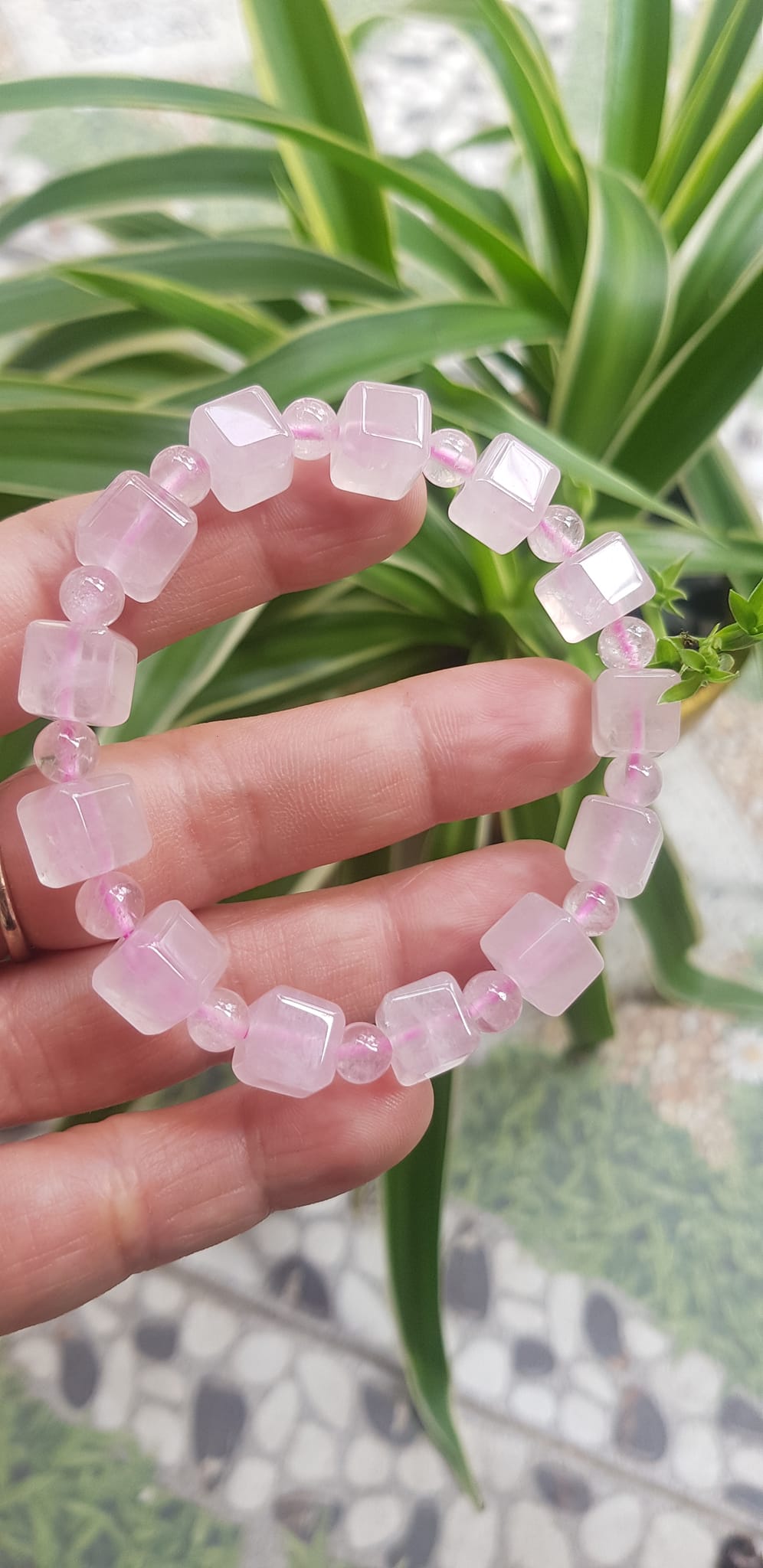 Vòng tay nữ kiểu đá thạch anh hồng tự nhiên hạt vuông tròn đan xen rất là đẹp Size hạt vuông 9mm phối bi nhỏ 6mm màu hồng tươi nhẹ nhàng nữ mệnh hỏa mệnh thổ đeo có 499k ạ