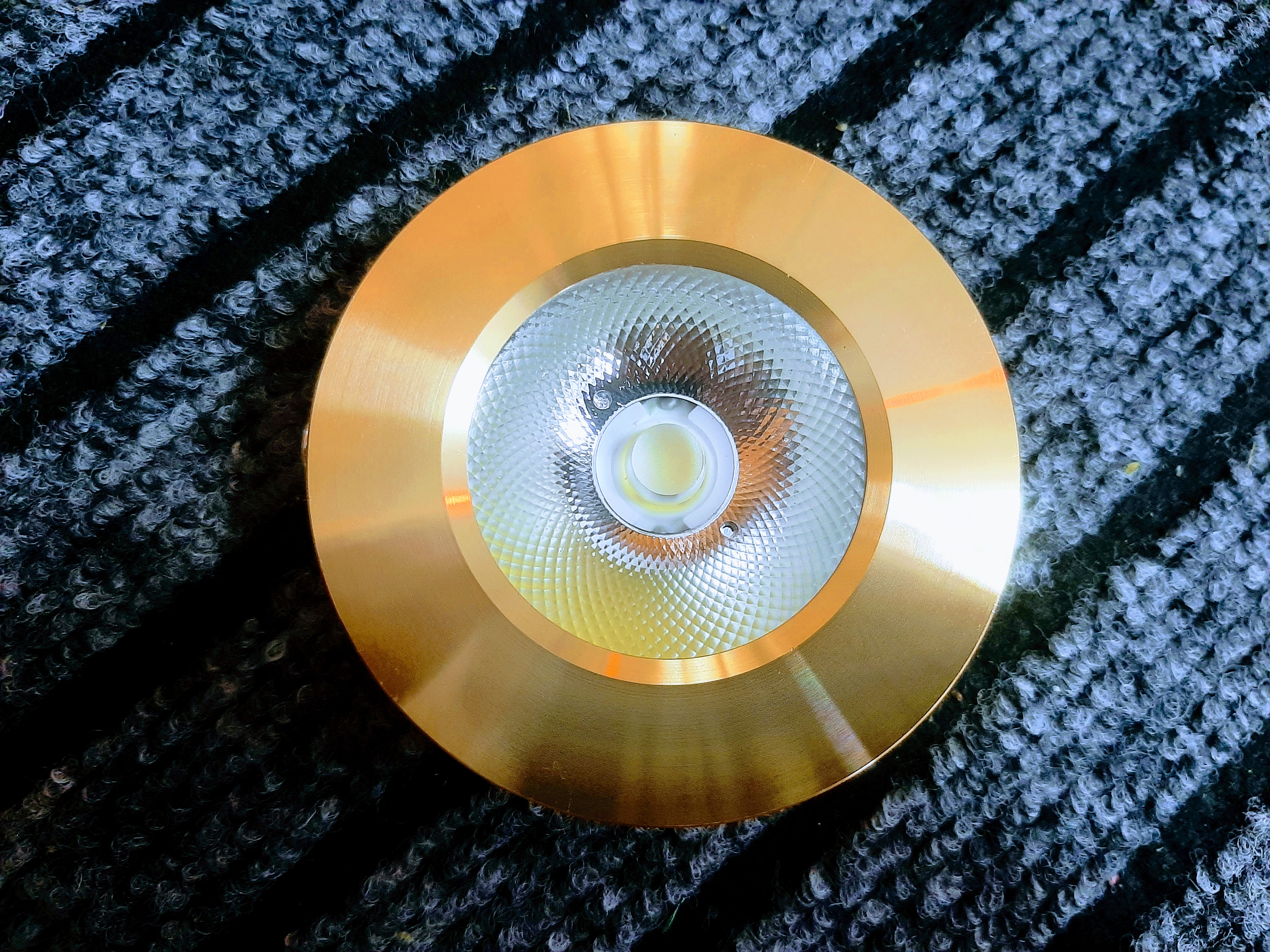 Đèn Led Ốp Nổi Chiếu Sáng Tủ Rượu, Tủ Bếp, Kệ Trưng Bày, Tủ Quần Áo Công Suất 5W Vỏ Vàng