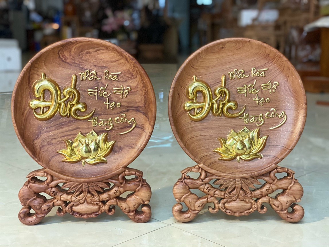 ĐĨA PHONG THỦY CHẠM KHẮC CHỮ ĐỨC BẰNG GỖ HƯƠNG ĐÁ PU DÁT VÀNG CAO CẤP KT 40×4CM