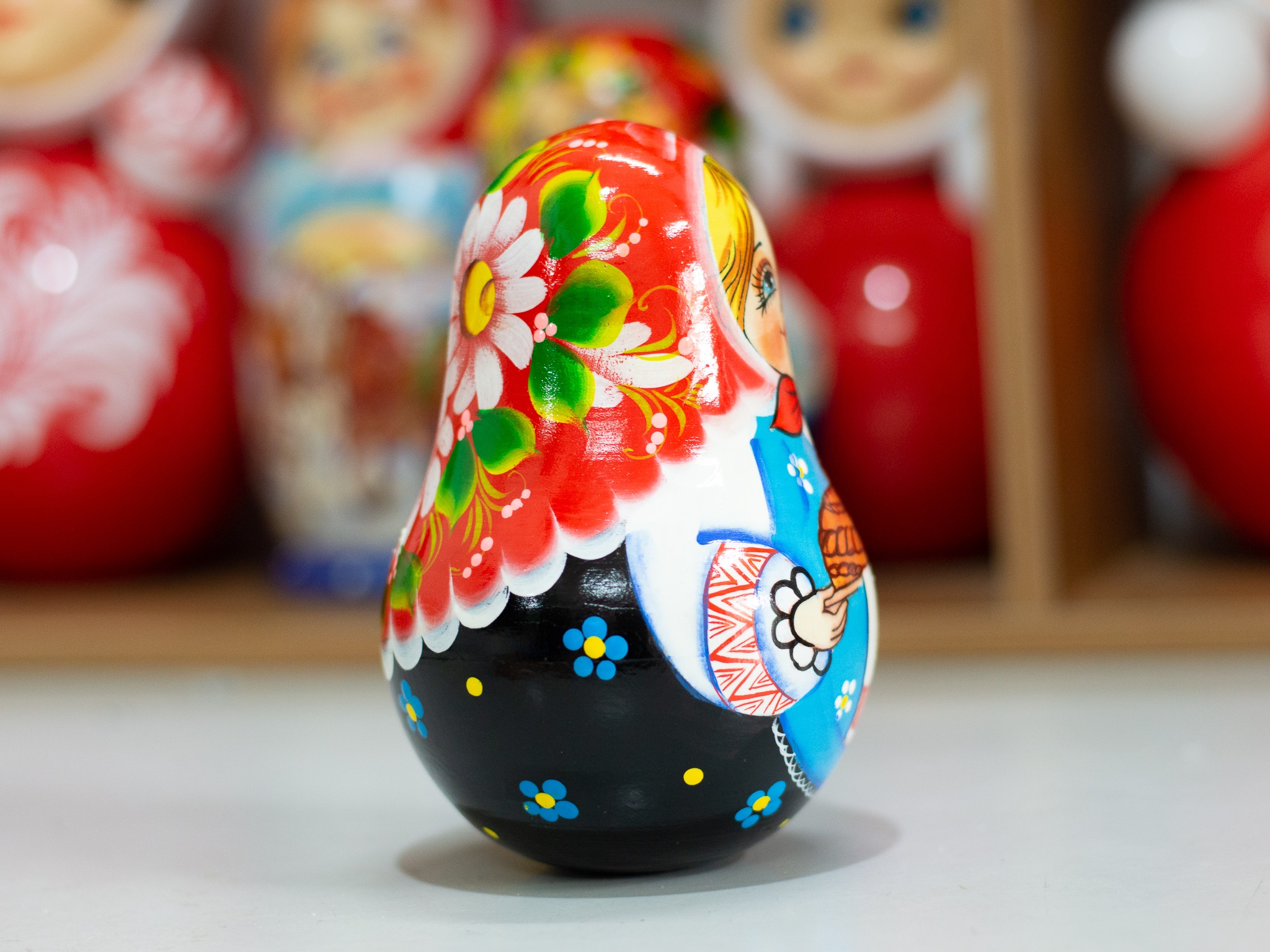 BÚP BÊ LẬT ĐẬT GỖ HOA VĂN "CÔ BÉ MỜI BÁNH MỲ" CAO 16CM