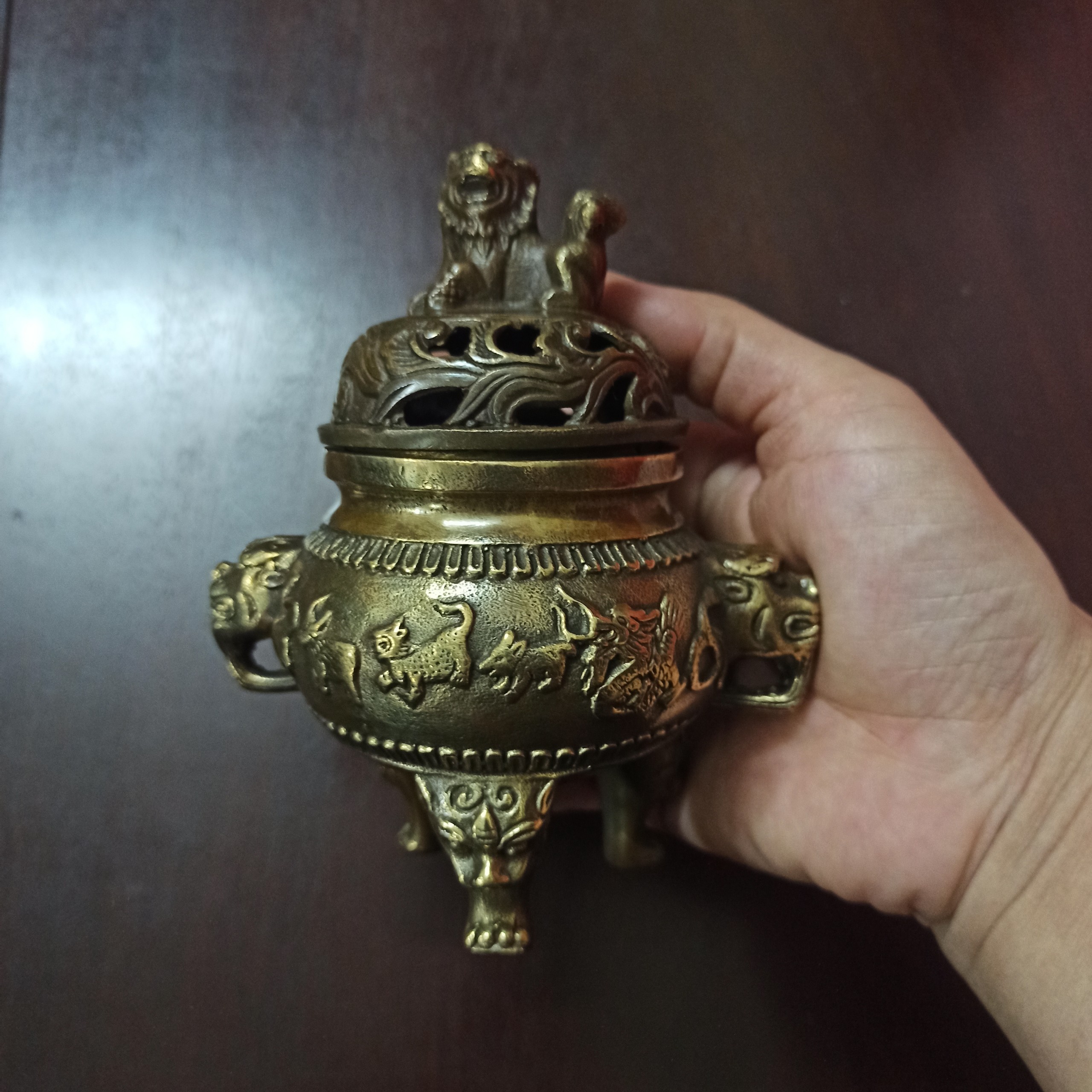 Lư đồng xông trầm, lư đốt trầm bằng đồng đúc liền khối hoa văn 12 con giáp màu nâu giả cổ - Đồ đồng Nguyệt Ánh