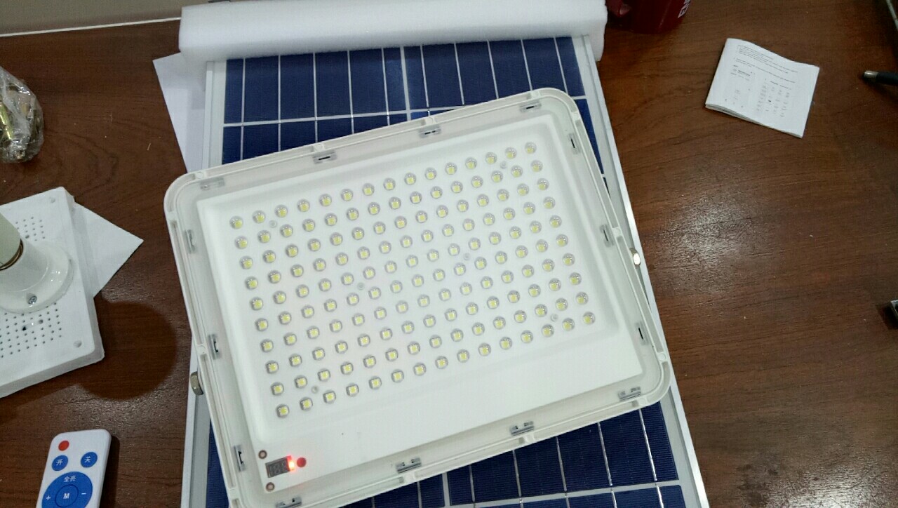 Đèn pha LED trắng 200W năng lượng mặt trời