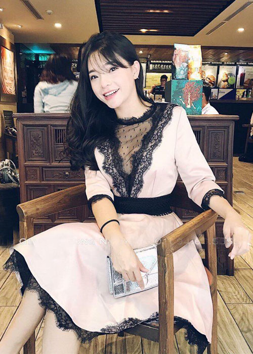 Đầm xoè phối ren ngực V