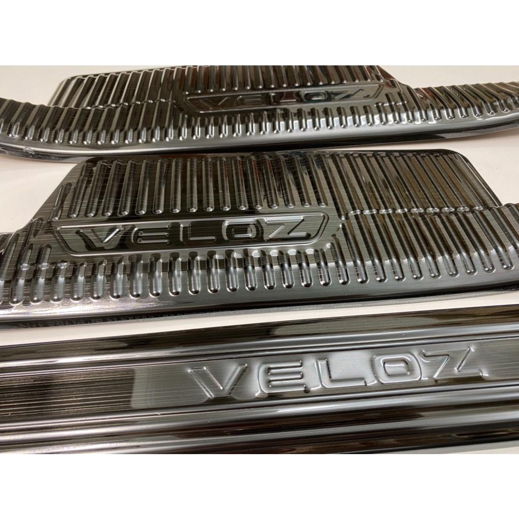 Ốp bậc cửa , nẹp bước chân Toyota Veloz 2022-2023 cao cấp -mẫu Titan 8 chi tiết