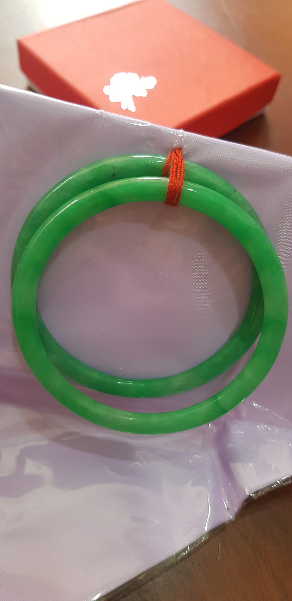 Cặp vòng cẩm thạch cọng Tròn T A Đẹp Sao N 55mm x dầy 5,2mm Cặp màu xanh Ngọc Tươi đều đẹp Nữ cân nặng tầm 54kg - 64kg đeo đẹp xinh tay ạ