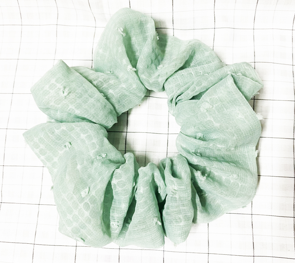 Cột tóc scrunchies xanh chấm bi size trung