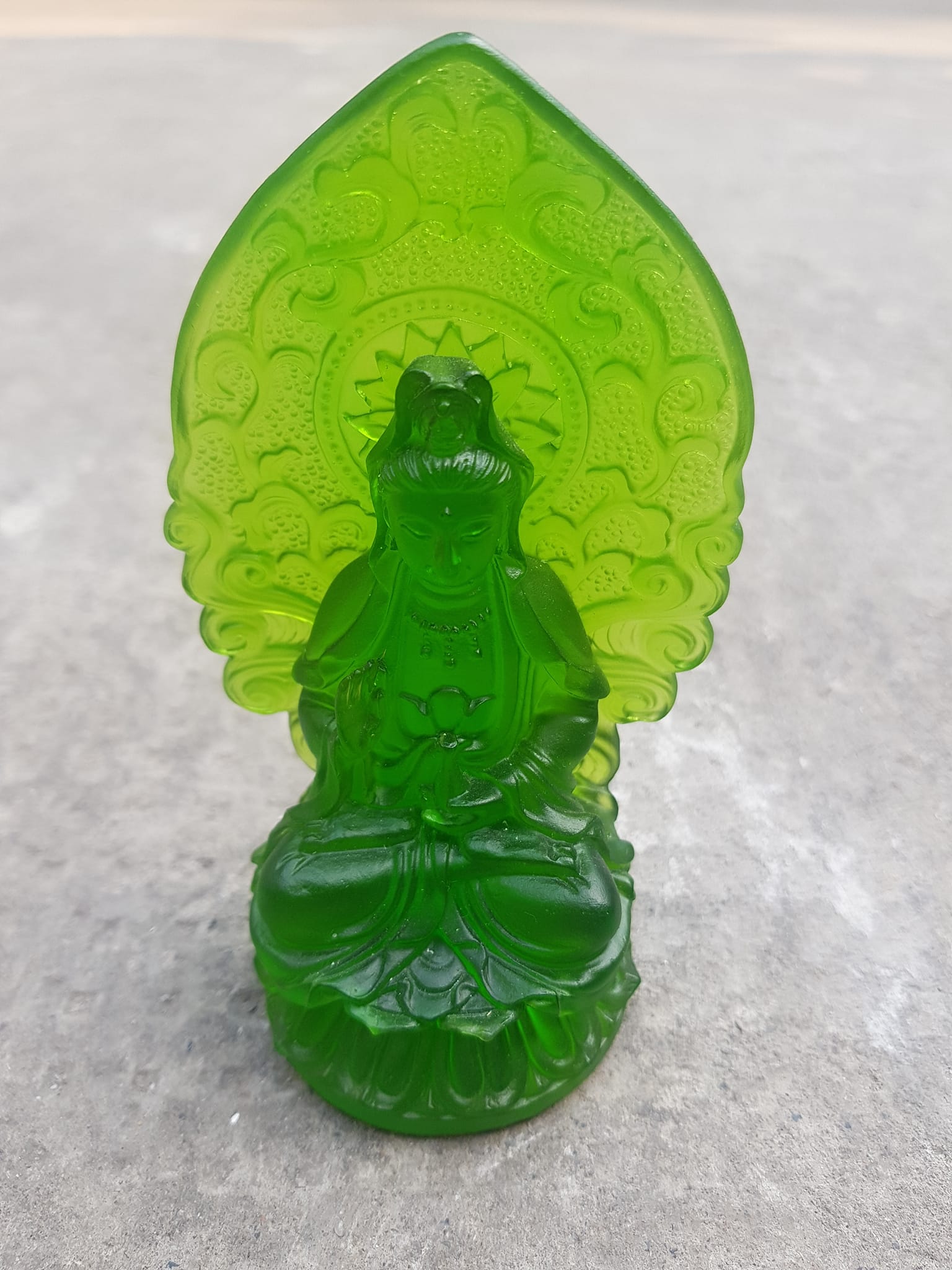 TƯỢNG PHẬT BÀ QUAN ÂM MỚI ĐÁ LƯU LY XANH LÁ TƯƠI ĐẸP ĐỂ TRONG XE HƠI hoặc BÀN cao 12cm x đk 7cm x đế 5cm CHUẨN HỢP ANH CHỊ Mệnh HỎA Mệnh MỘC Ạ