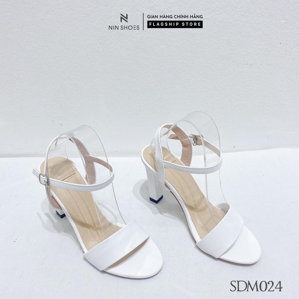 Giày sandal nữ Ninshoes - Sandal mũi tròn quai to cài ngang chân gót trụ vuông 7p