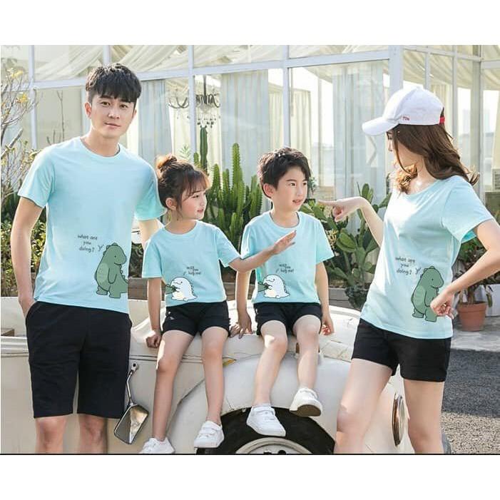 Áo Gia Đình- cổ tròn-KHỦNG LONG-CON CẮN ĐUÔI KHỦNG LONG MẸ-màu xanh bích